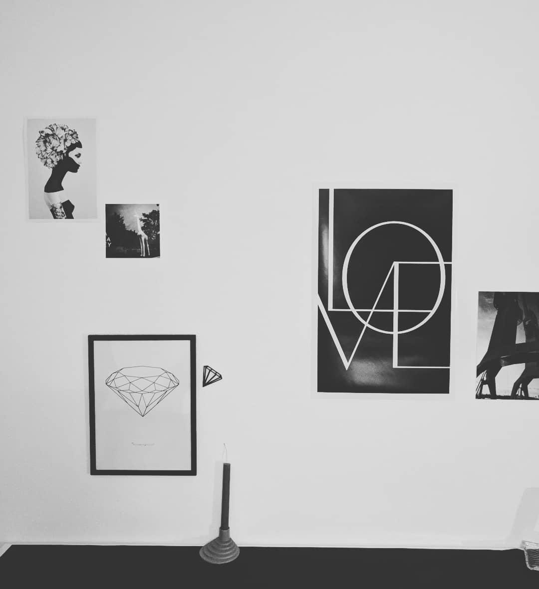 〰️ Aktuelle #wanddeko im #wohnzimmer 〰️#poster#fotos#monochrome#schwarzweiß#juniqe#minimalistisch#couchliebt#interior