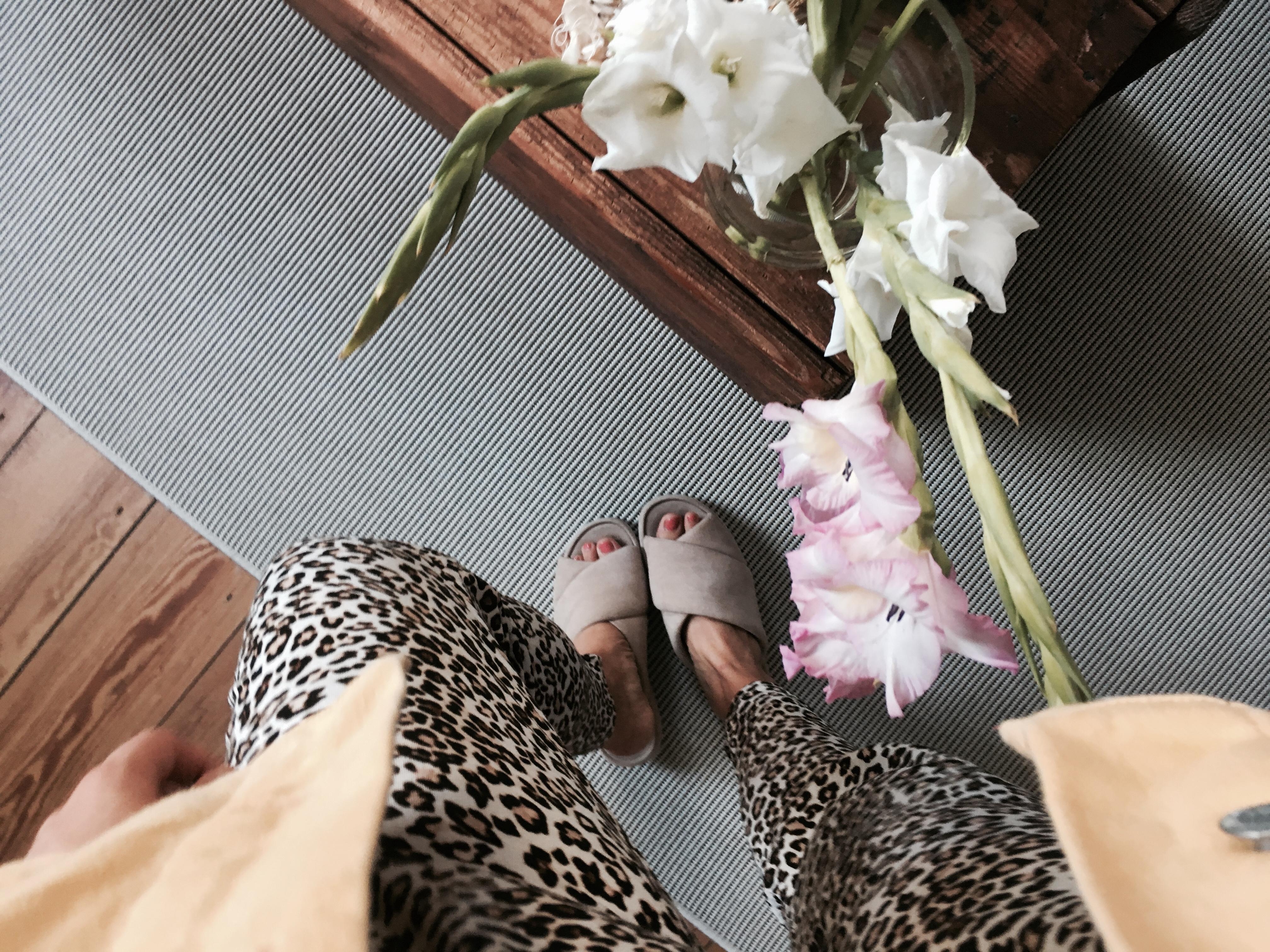 🐆🌸
#flowers #leoprint #couchstyle #raw