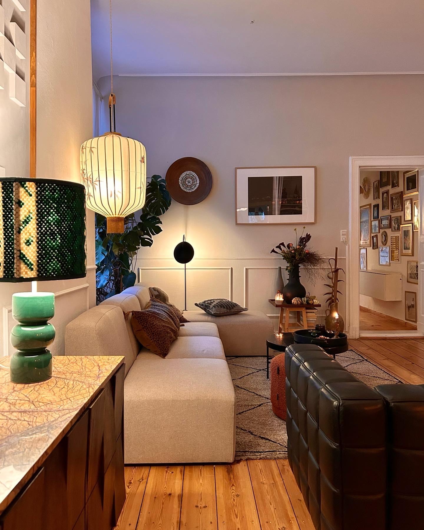 🍁🕯️✨♥️ #sofa #couch #wohnzimmer #altbau #lampen #kunst #altbau #sessel
