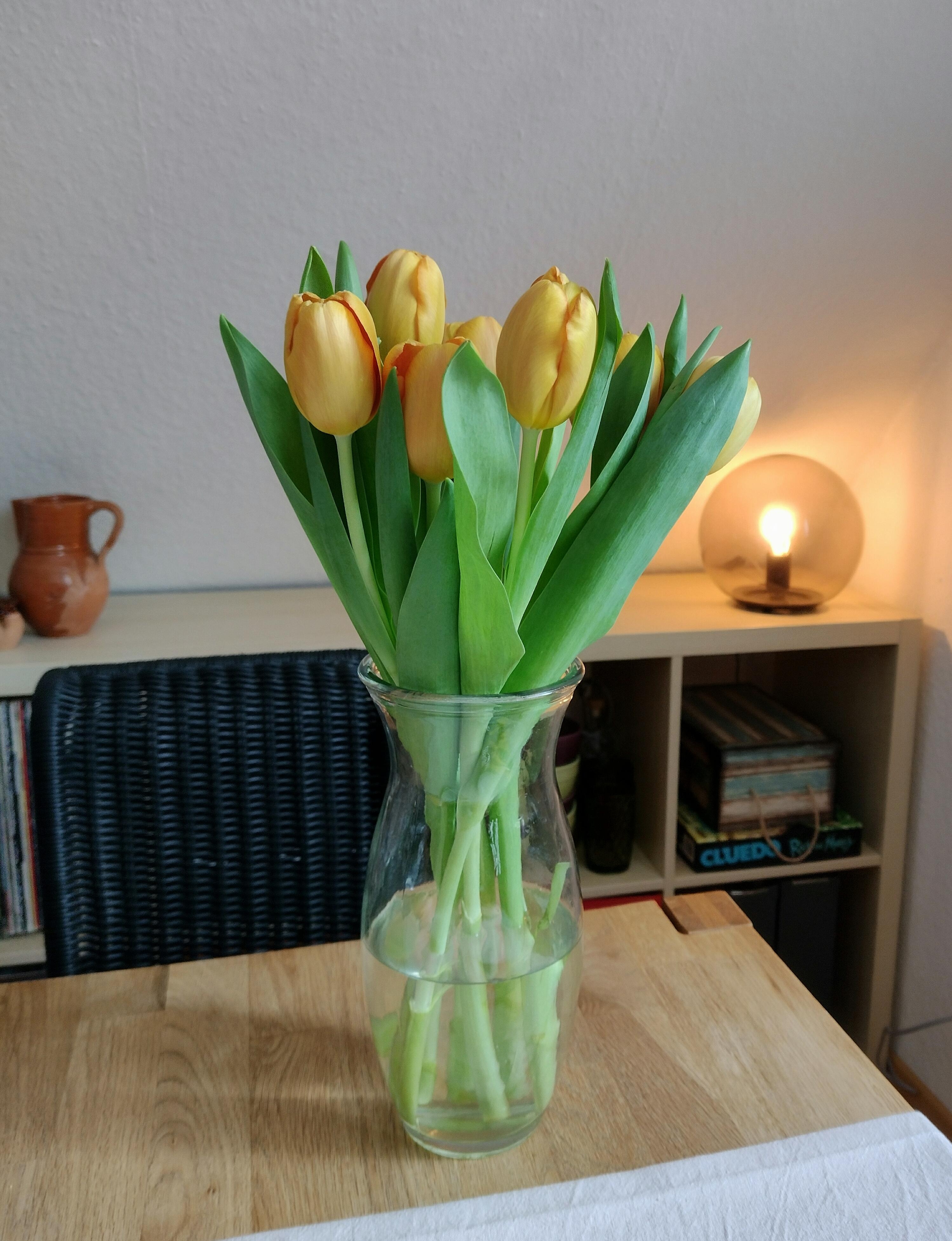 💛🧡💛
#tulpen #tulpenliebe #frischeblumen #glasvase #kugellampe #dachschräge #blumenliebe 