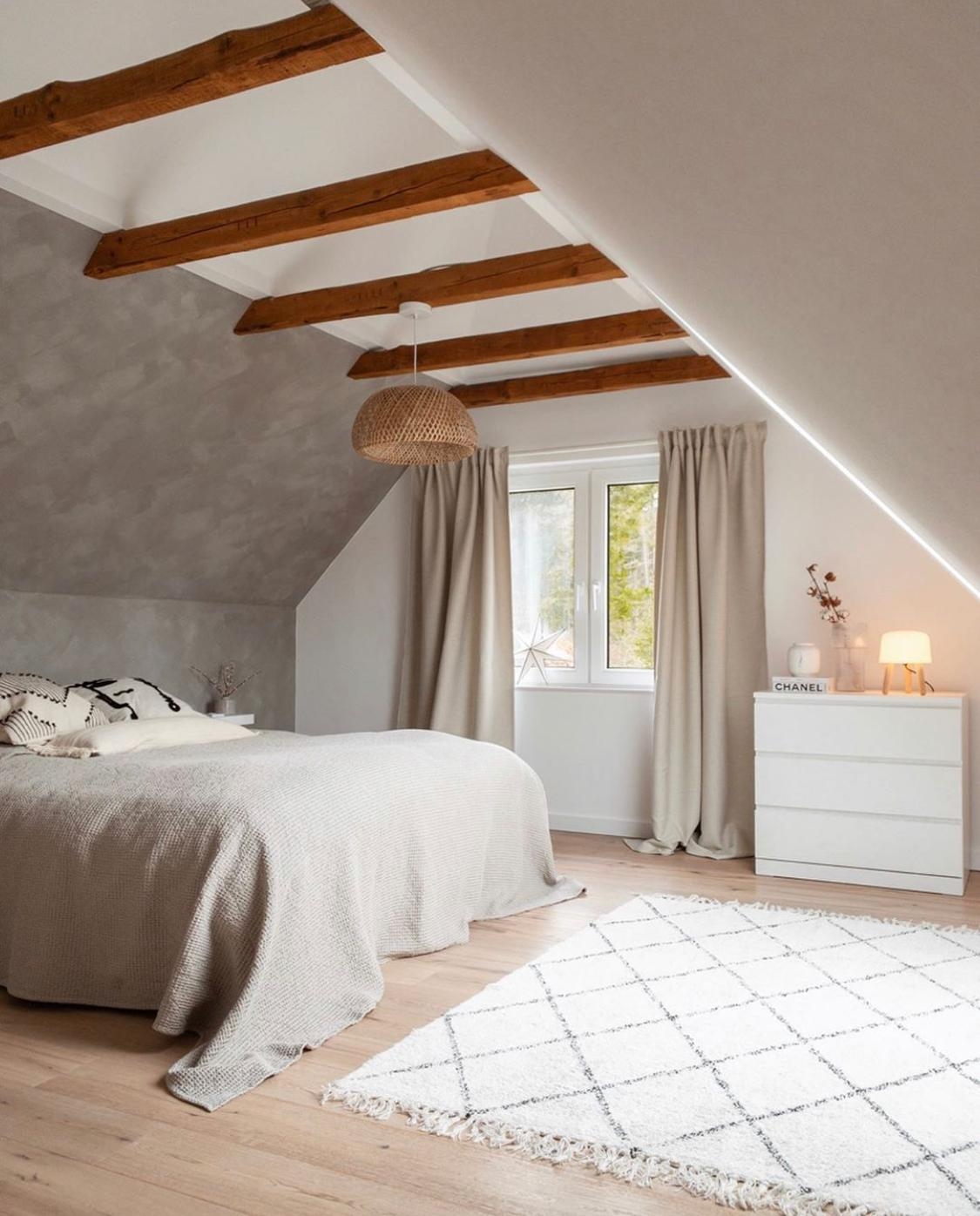 3 Monate altes Schlafzimmer, 88 Jahre alte Balken 🖤 #schlafzimmer #skandistyle #interior #altbau #altbauliebe #bett