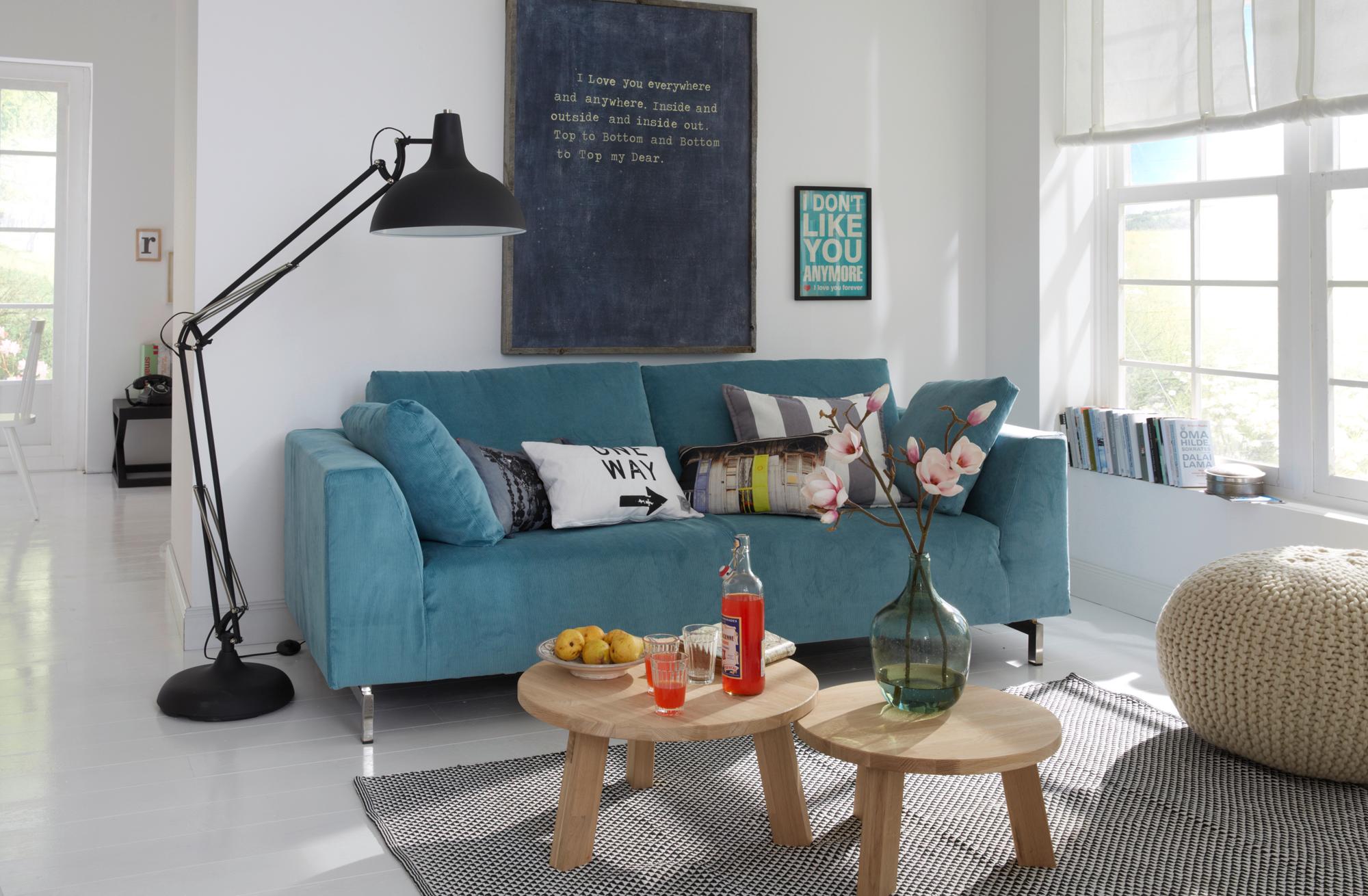 3er Sofa mit abnehmbaren Bezug aus Cord #couchtisch #teppich #stehlampe #sofa #blauessofa #rundercouchtisch #zimmerpflanze ©Car Selbstbaumöbel