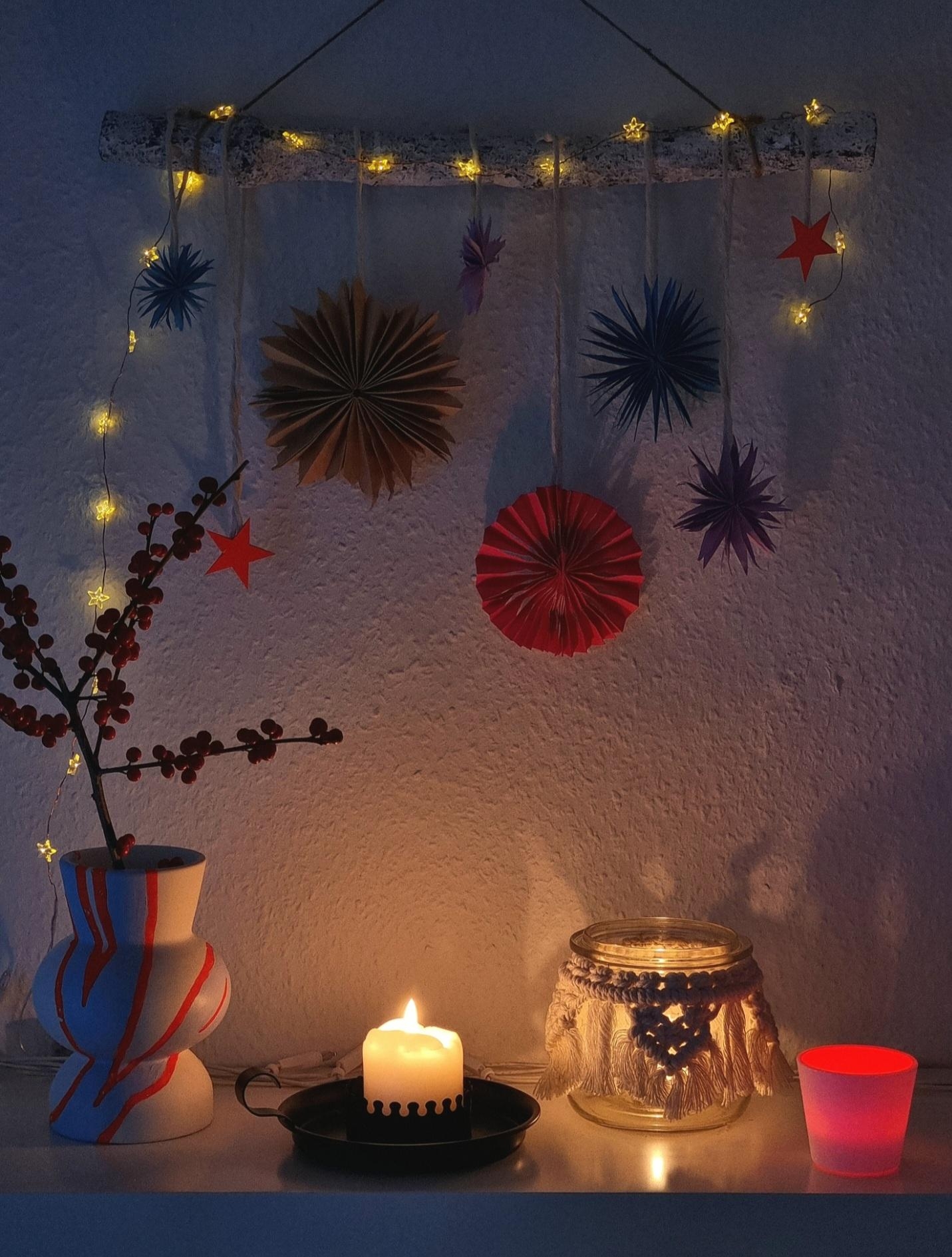 #Abendstimmung mit #Kerzenlicht und #Lichterkette 💫 #Cozy #Christmas #Weihnachtszeit #Diydeko #Adventszeit #Sterne #Colorfulchristmas 