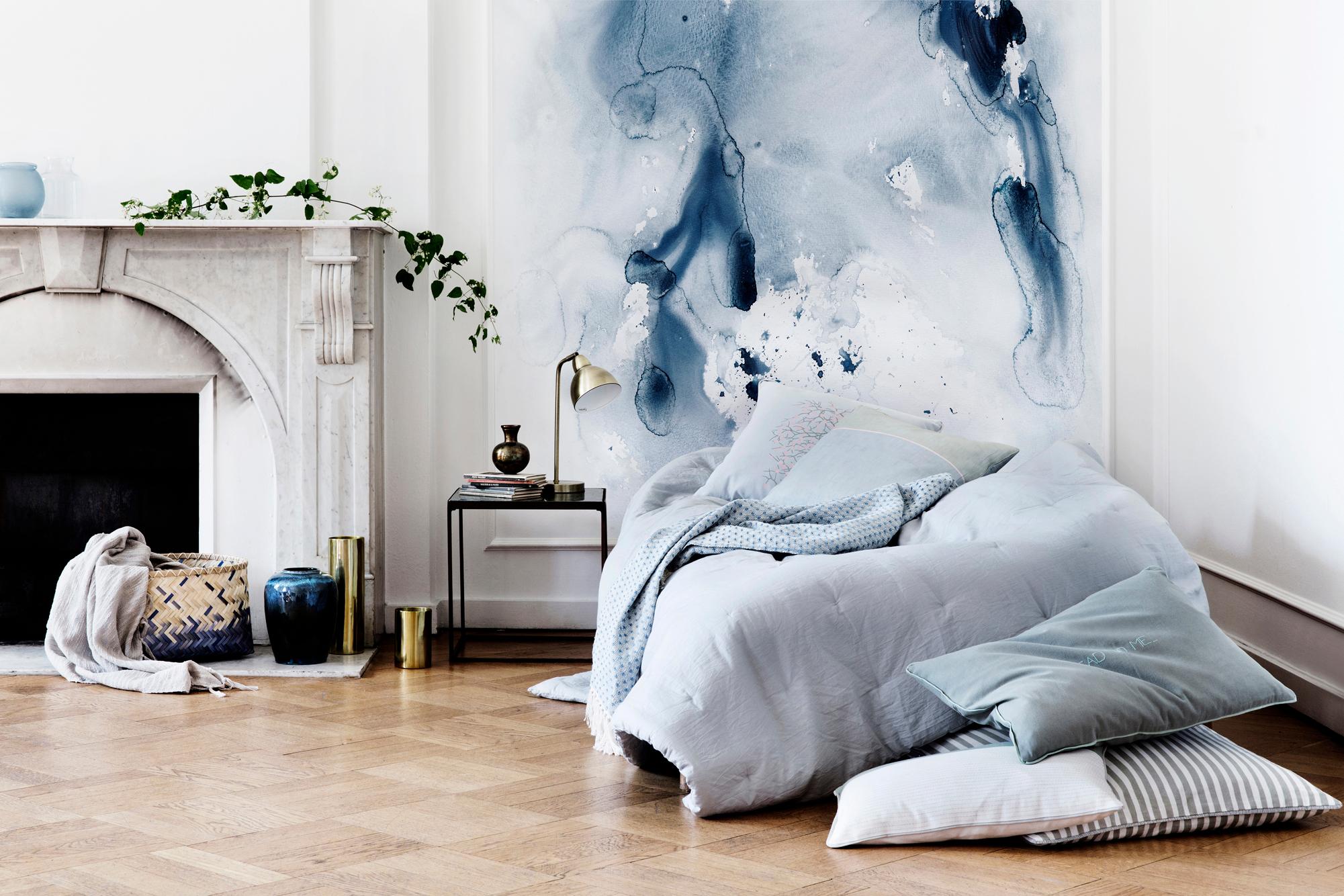 Abstraktes Wandgemälde im Schlafzimmer #kamin #bettwäsche #tagesdecke #nachttisch #designwand ©Broste Copenhagen