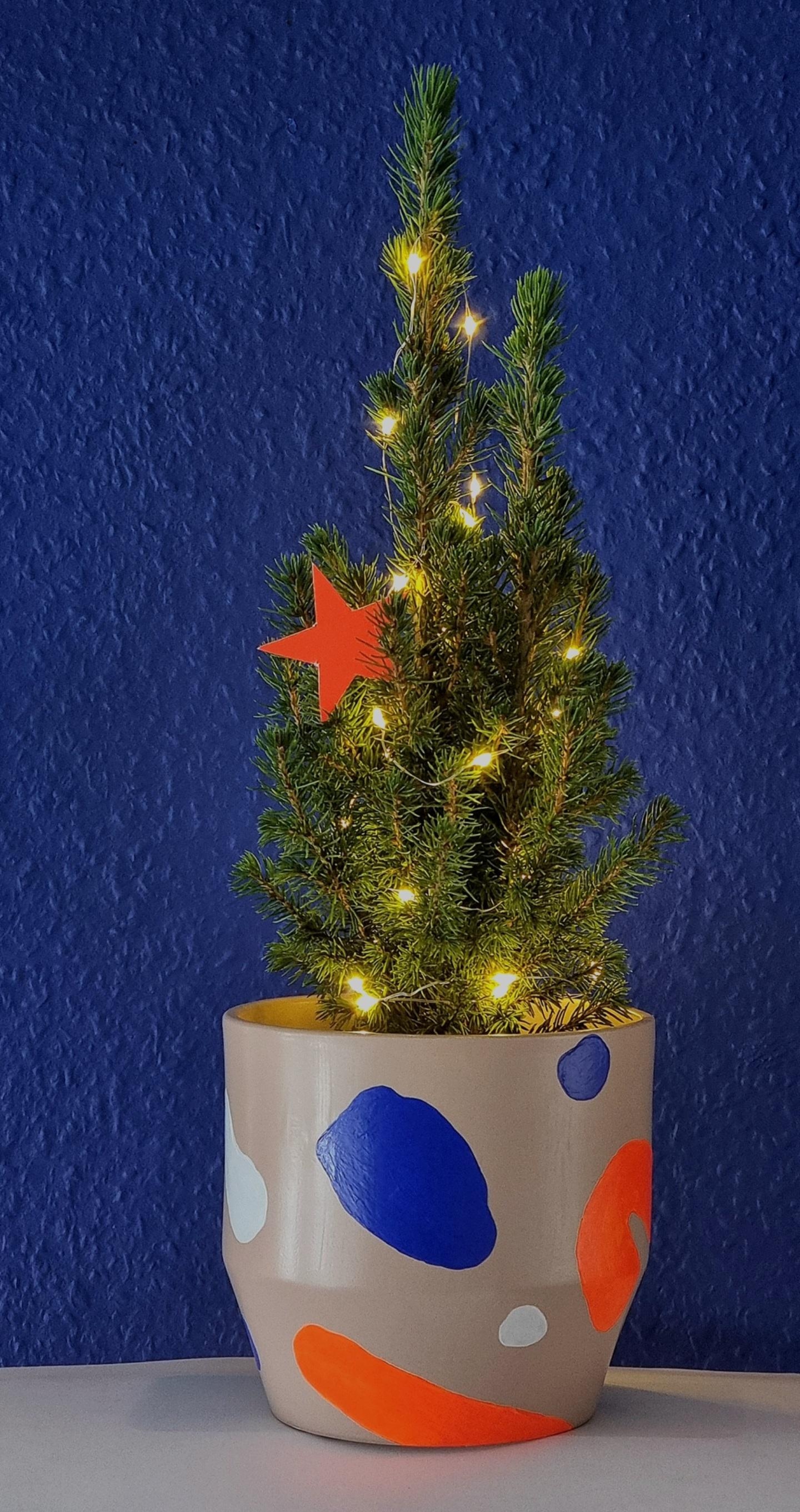 #Ätännschen oder auch #Attention ..In 3 Tagen ist es soweit 🌟.. #Lastminute #Diy #Geschenkidee zu #Weihnachten #Blumentopf mit #Acrylfarbe bemalt 💙🧡🤍 #Weihnachtsbaum