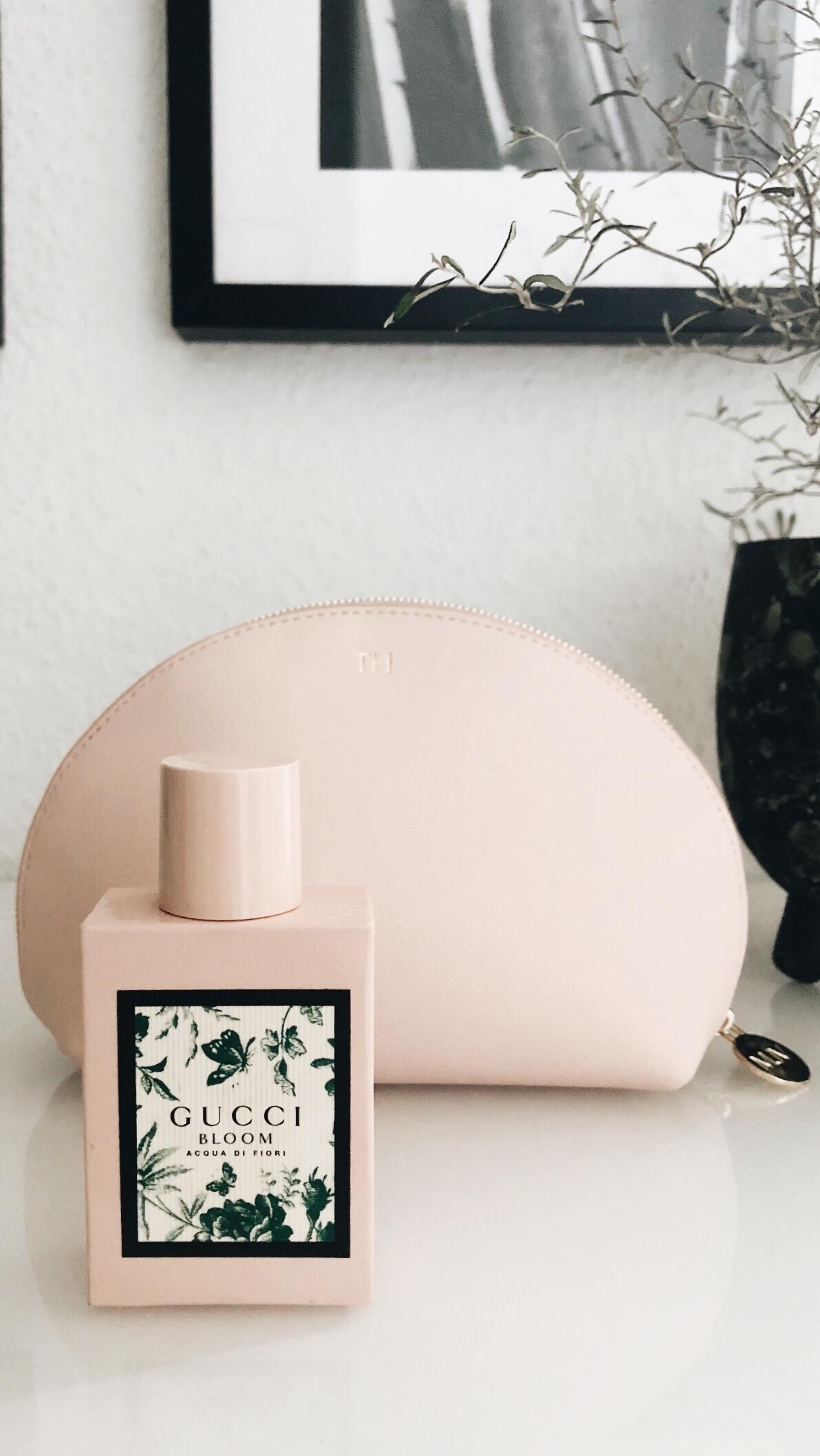 Aktuell mein #liebling #parfum #couchstyle #rose #essentials #guccibloom #majavia #cosmetics #beauty #inlove