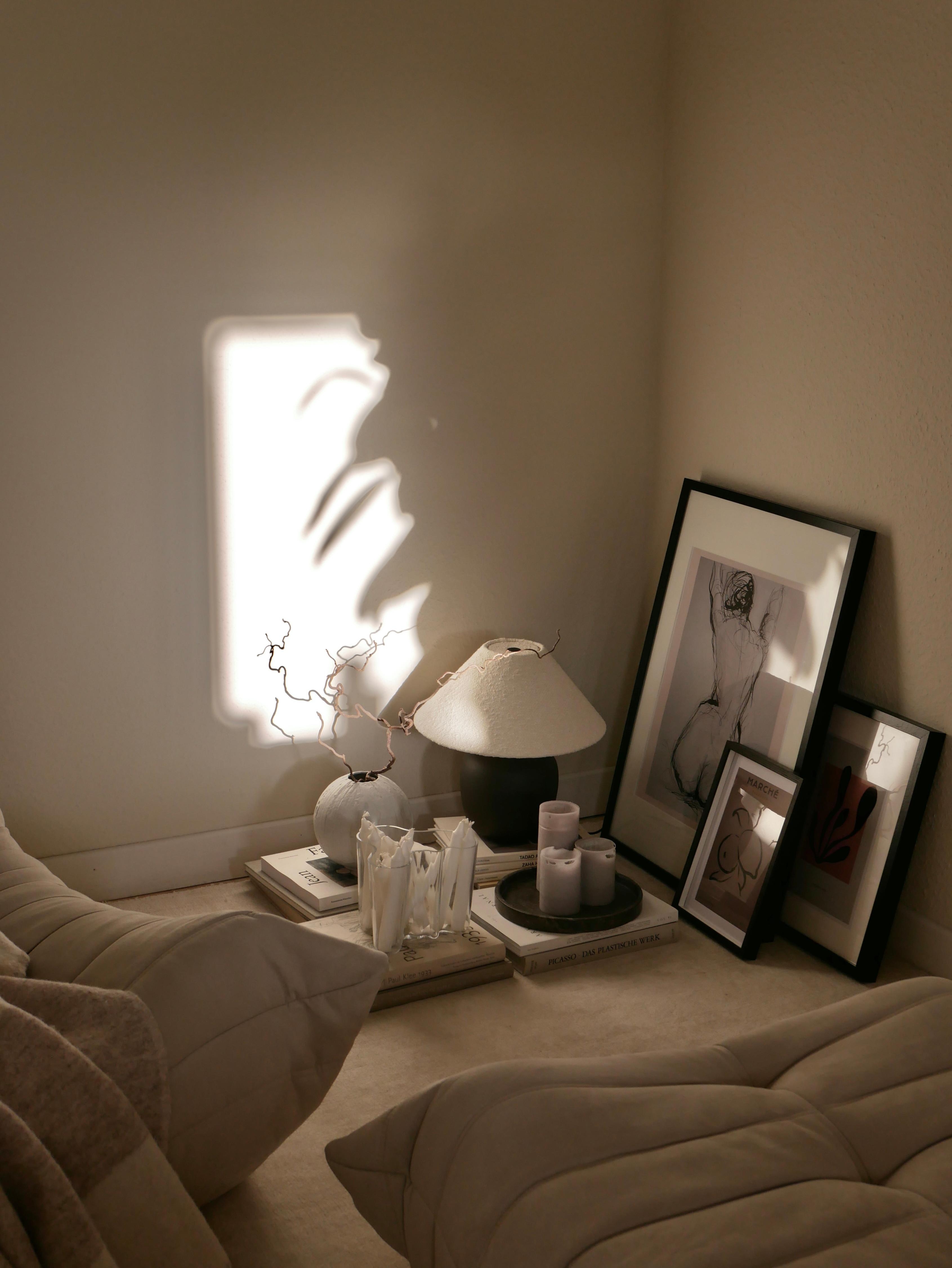 #allbeige die kleine Ecke neben dem Sofa... #altbau #togosofa #beigewalls #light #shadows #juniqeartshop #couchstyle