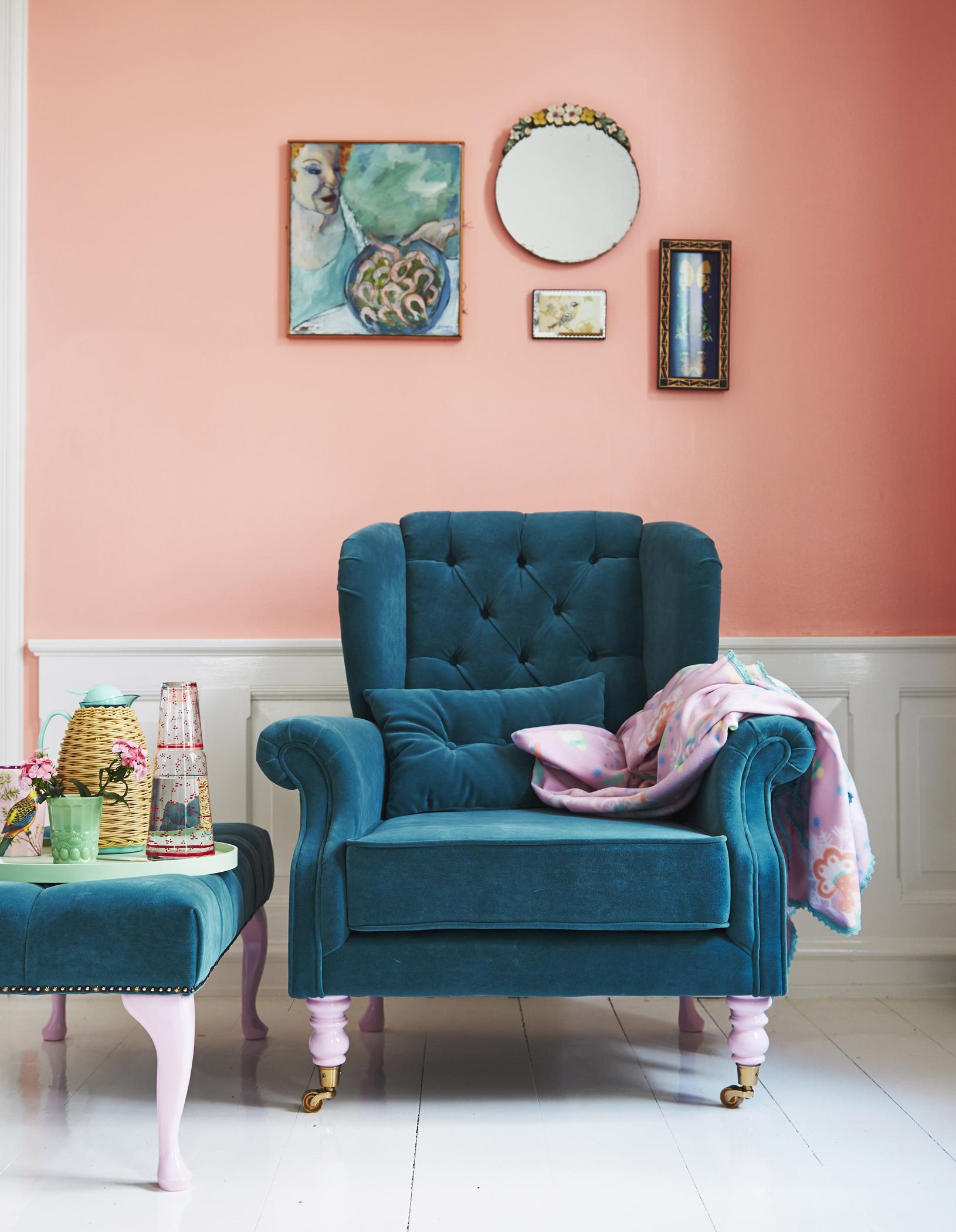 Apricot-Wandfarbe schmeichelt petrolfarbenem Sessel #dielenboden #hocker #wohnzimmer #sessel #bilder #wandbild ©Rice