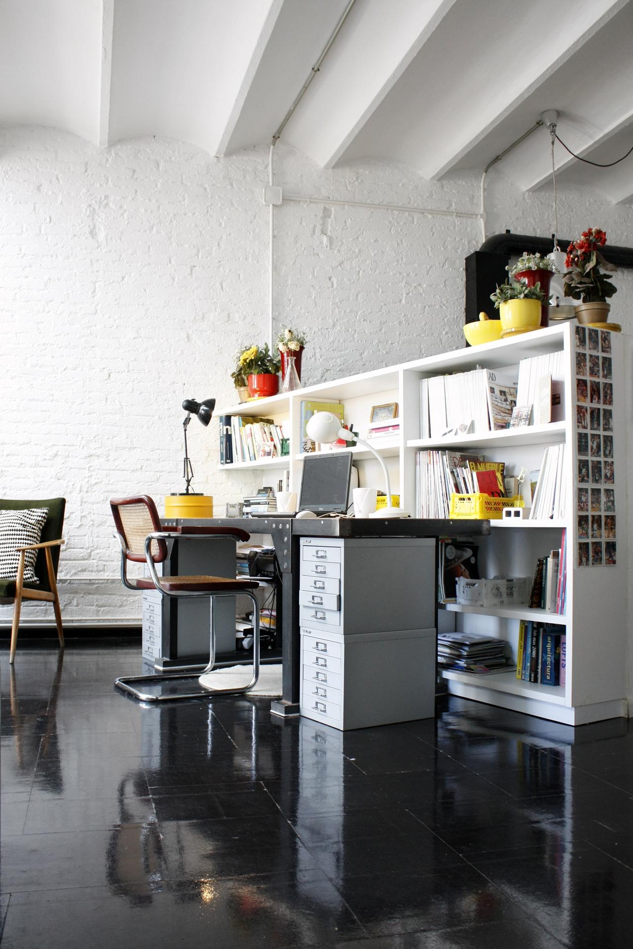 Arbeitszimmer #büro #bürostuhl #schreibtisch #bücherregal #regalwand ©Victoria Aragonés / Innenarchitektur