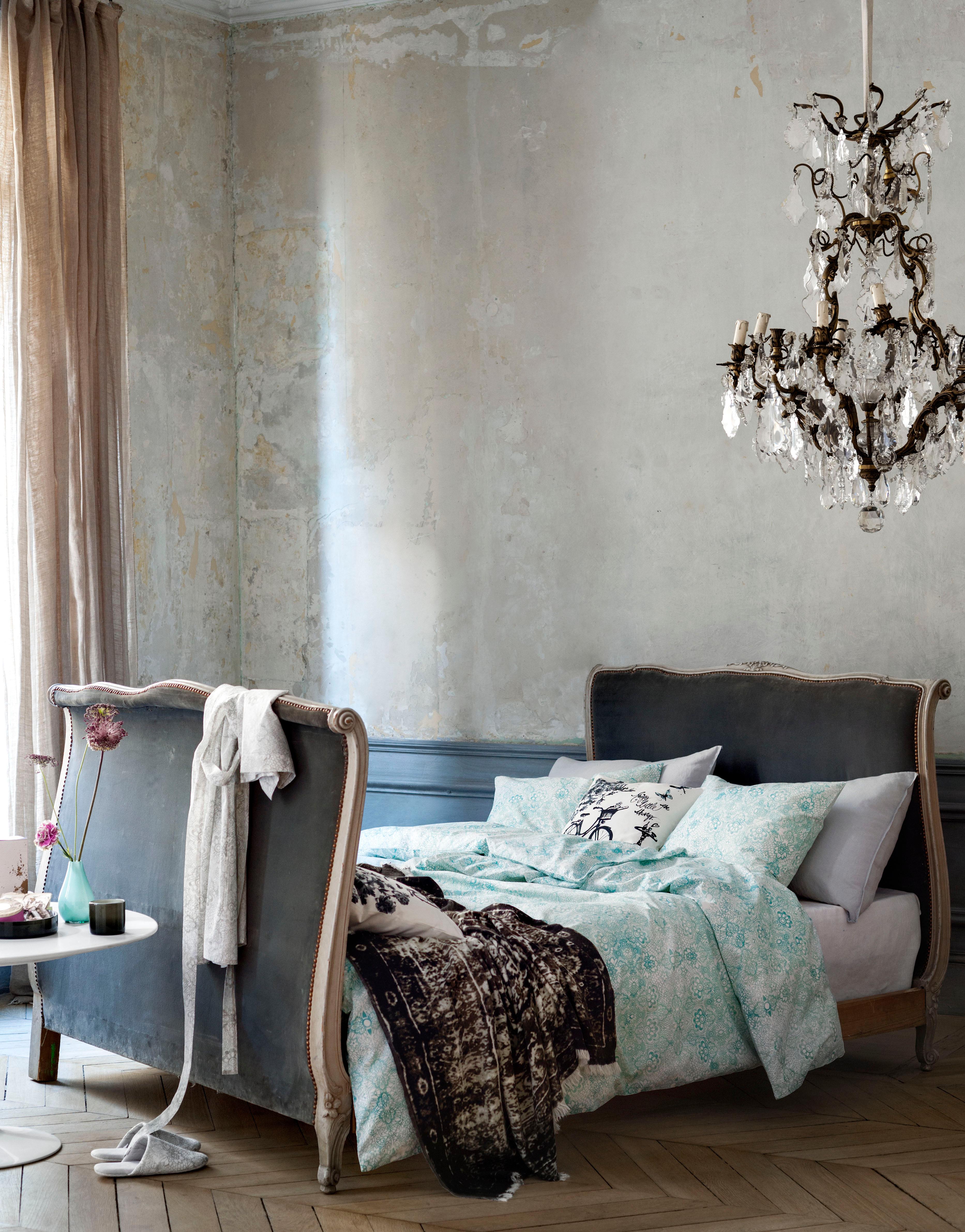 Ausgefallener Kronleuchter im romantischen Schlafzimmer #bett #eklektisch #kronleuchter #bettwäsche #barockmöbel #schlafzimmerbeleuchtung ©H&M Home