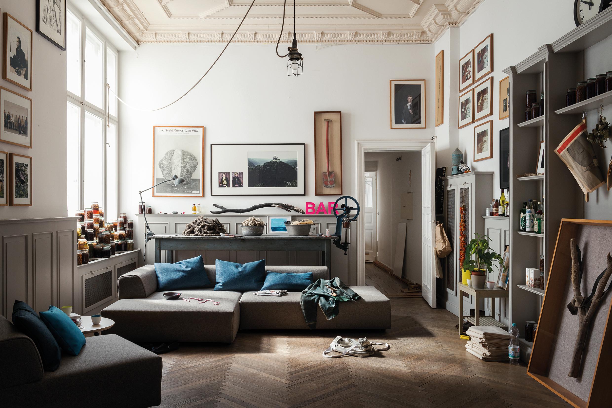 Außergewöhnliche Deko als Blickfang #wandregal #stilmix #sofa #braunessofa #zimmergestaltung ©Rolf Benz