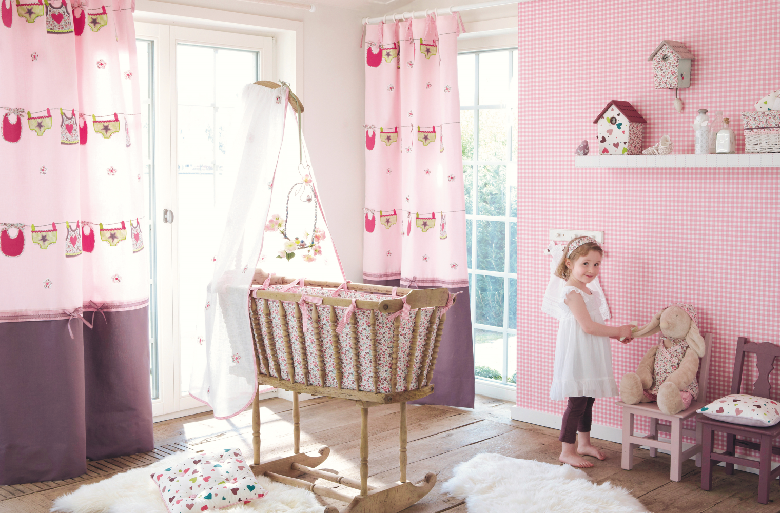 Babyzimmer in rosa mit 'Lillipops' Tapeten und Stoffen von Camengo #vorhang #kinderbett #rosababyzimmer #babyzimmerwandgestaltung ©Camengo