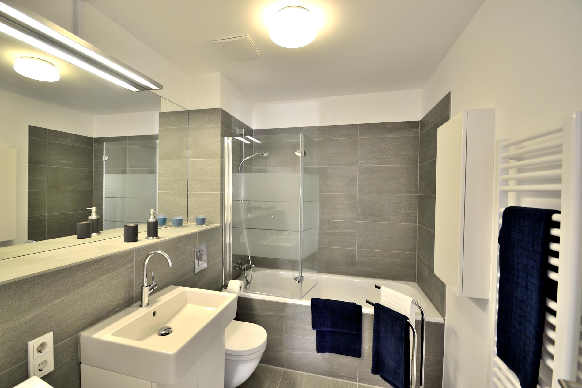 Bad #badezimmerspiegel #waschbecken #handtuchhalter #duschbad #badbeleuchtung ©wohnPerfektion