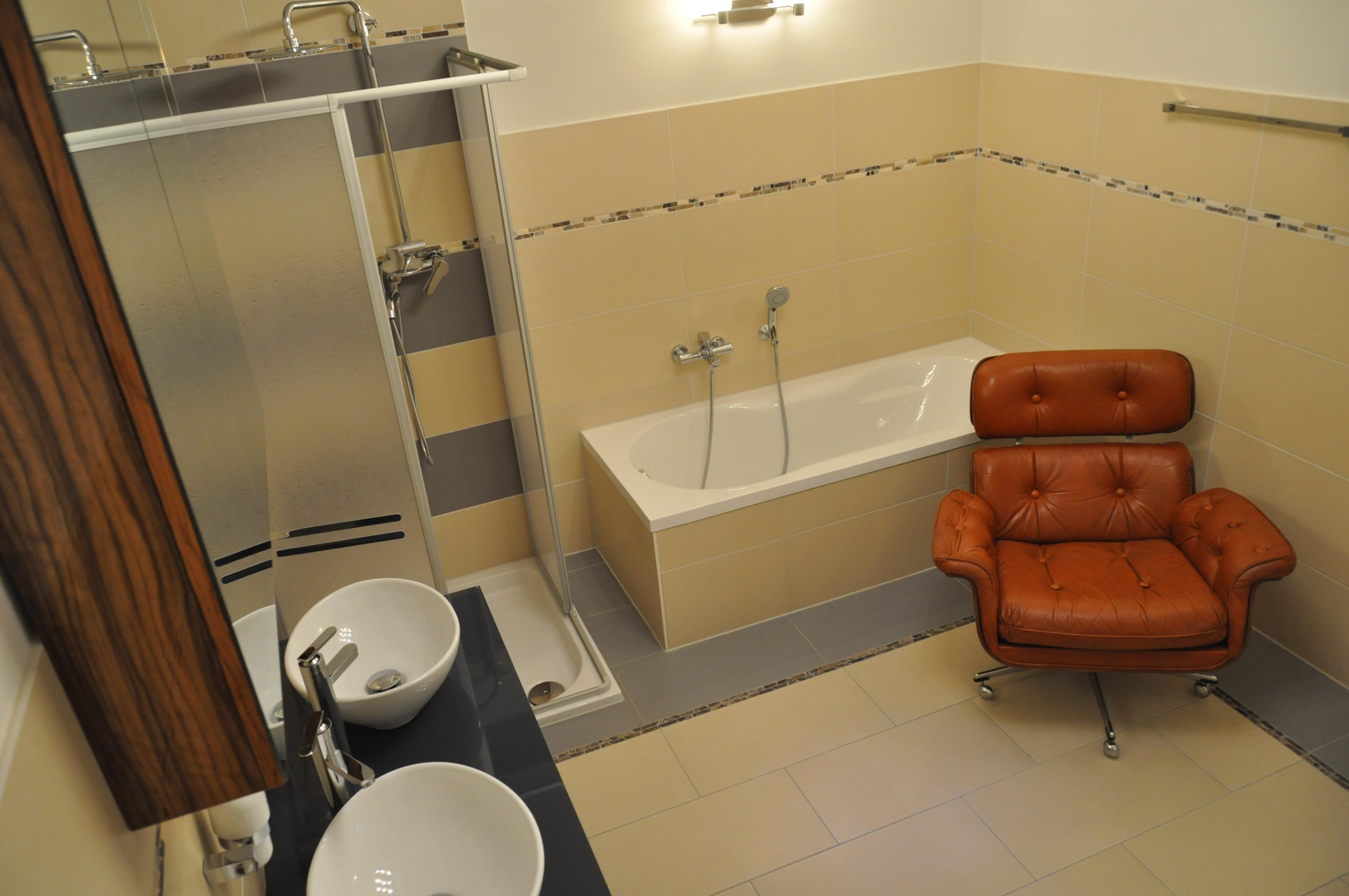 Bad im behaglichen 60 m2 Apartment zu mieten #bad #badezimmer ©Tatjana Adelt