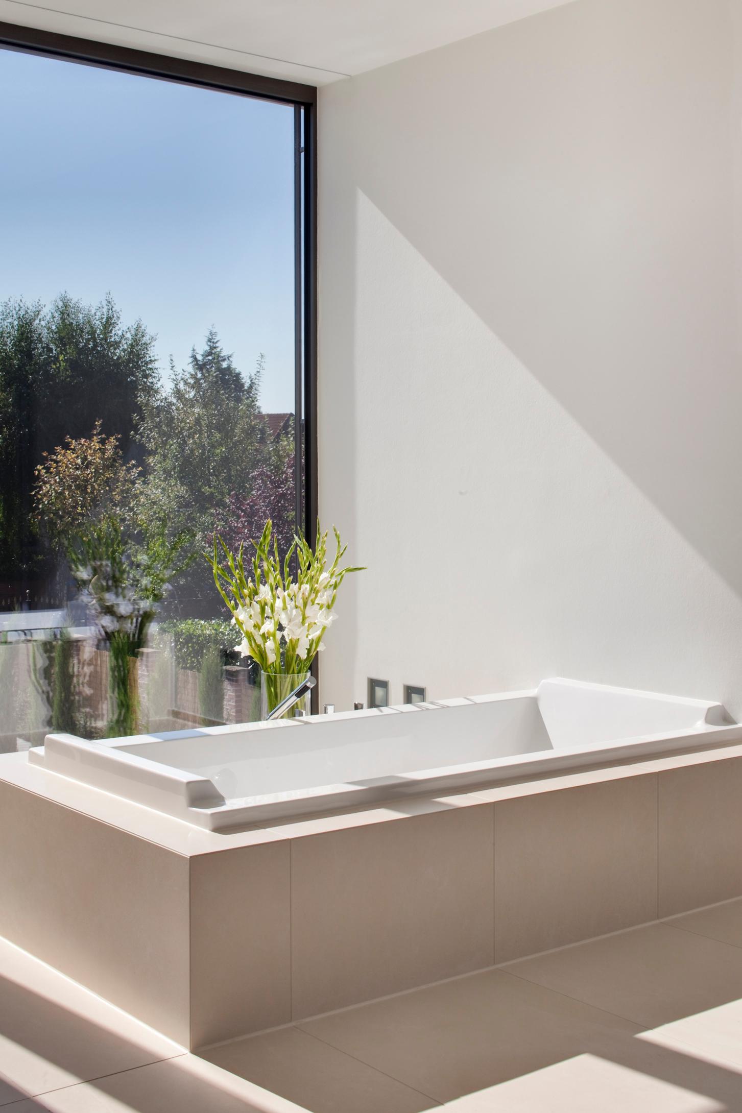 Badezimmer - Badewanne mit Blick #badewanne #badezimmer #bodenvase ©Skandella Architektur Innenarchitektur