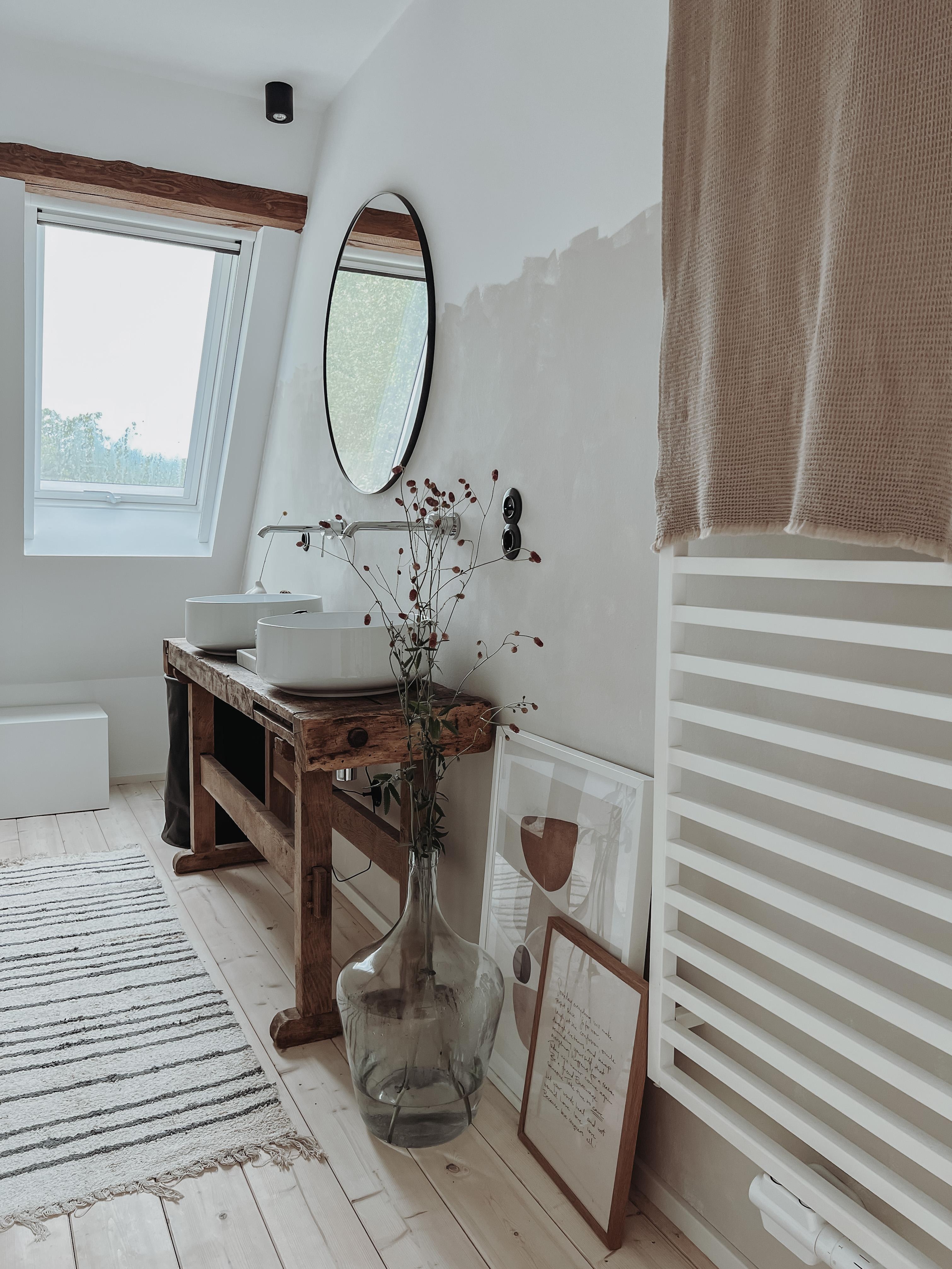 #badezimmer #bathroom #badezimmerinspiration #interior #interior4all #scandi #holdzboden #spiegel #werkbank #diy 