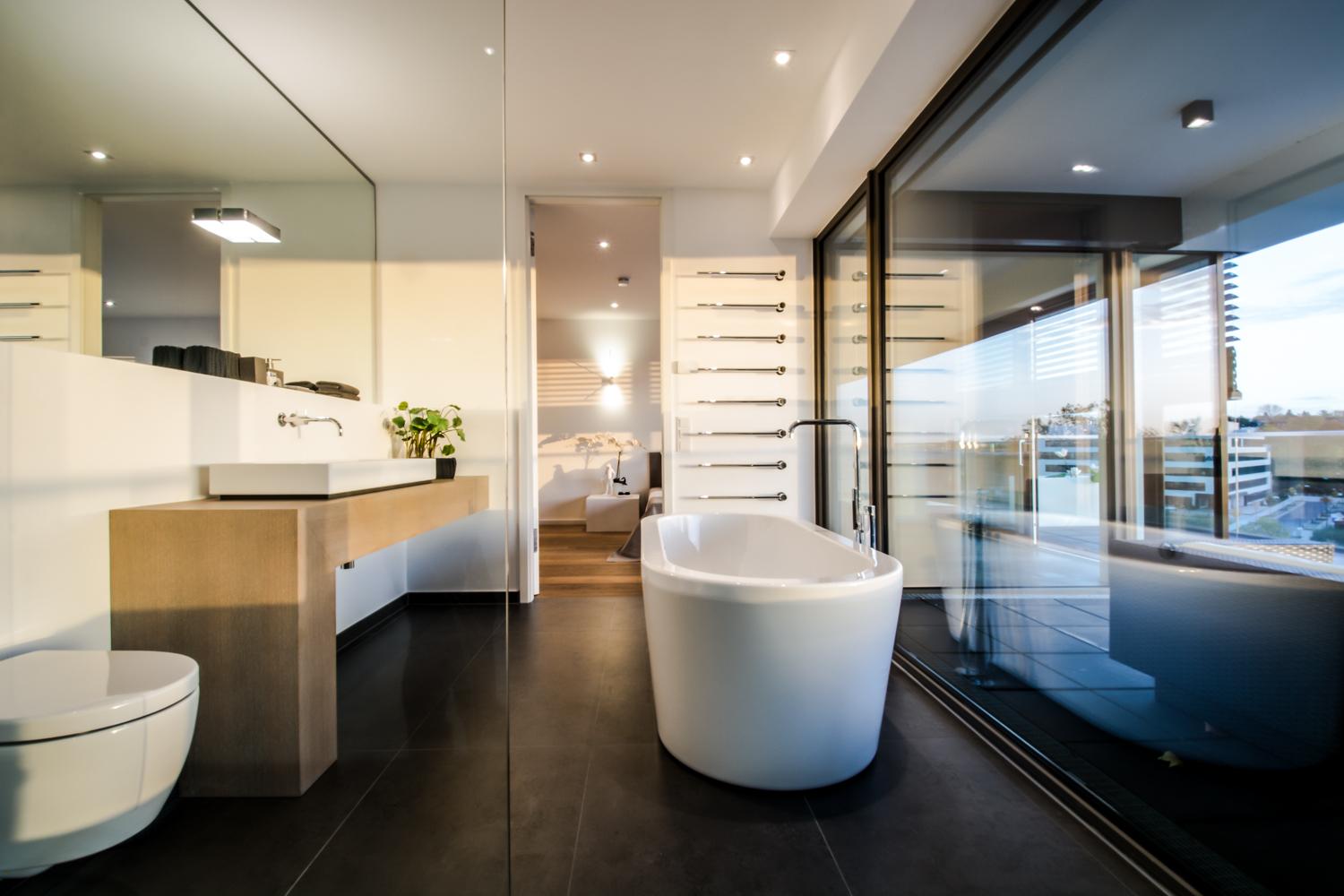 Badezimmer en suite #badewanne #badezimmer #smarthome #penthouse #holzwaschbecken #hohesfenster #badbeleuchtung ©www.Luna-homestaging.de