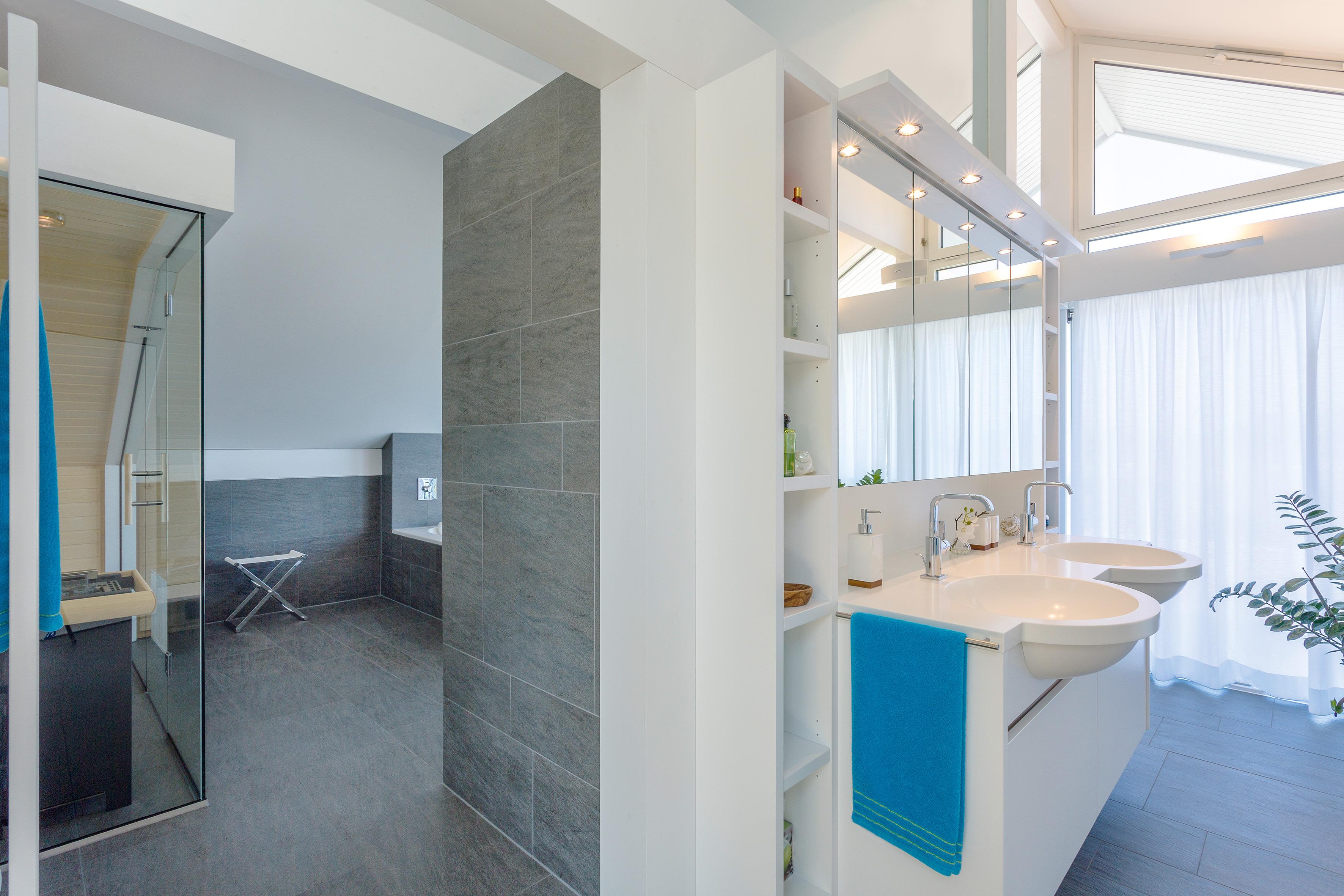 Badezimmer #fliesen #regal #spiegel #grauefliesen #sauna ©HUF Haus