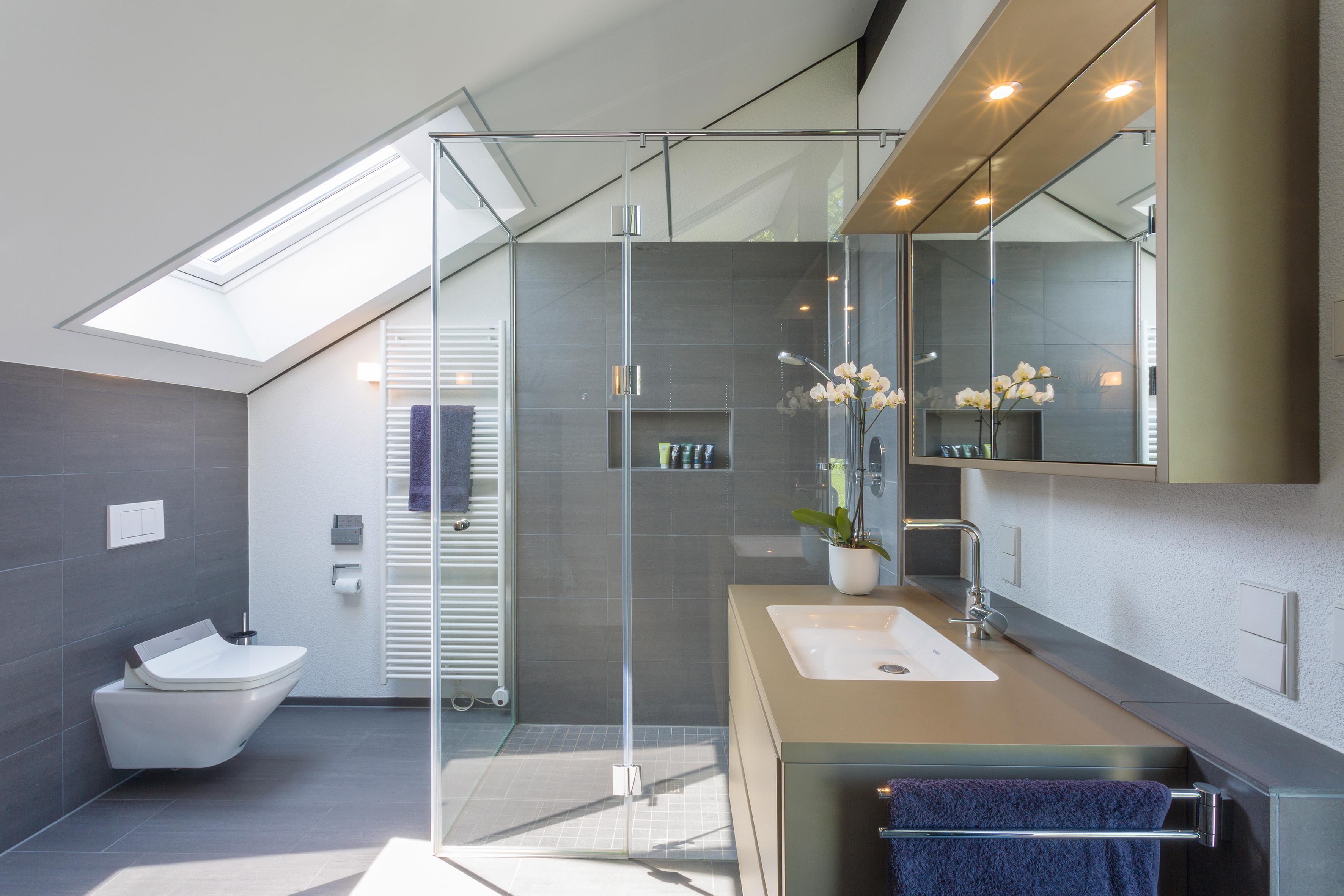 Badezimmer #fliesen #spiegel #hängeschrank ©HUF HAUS