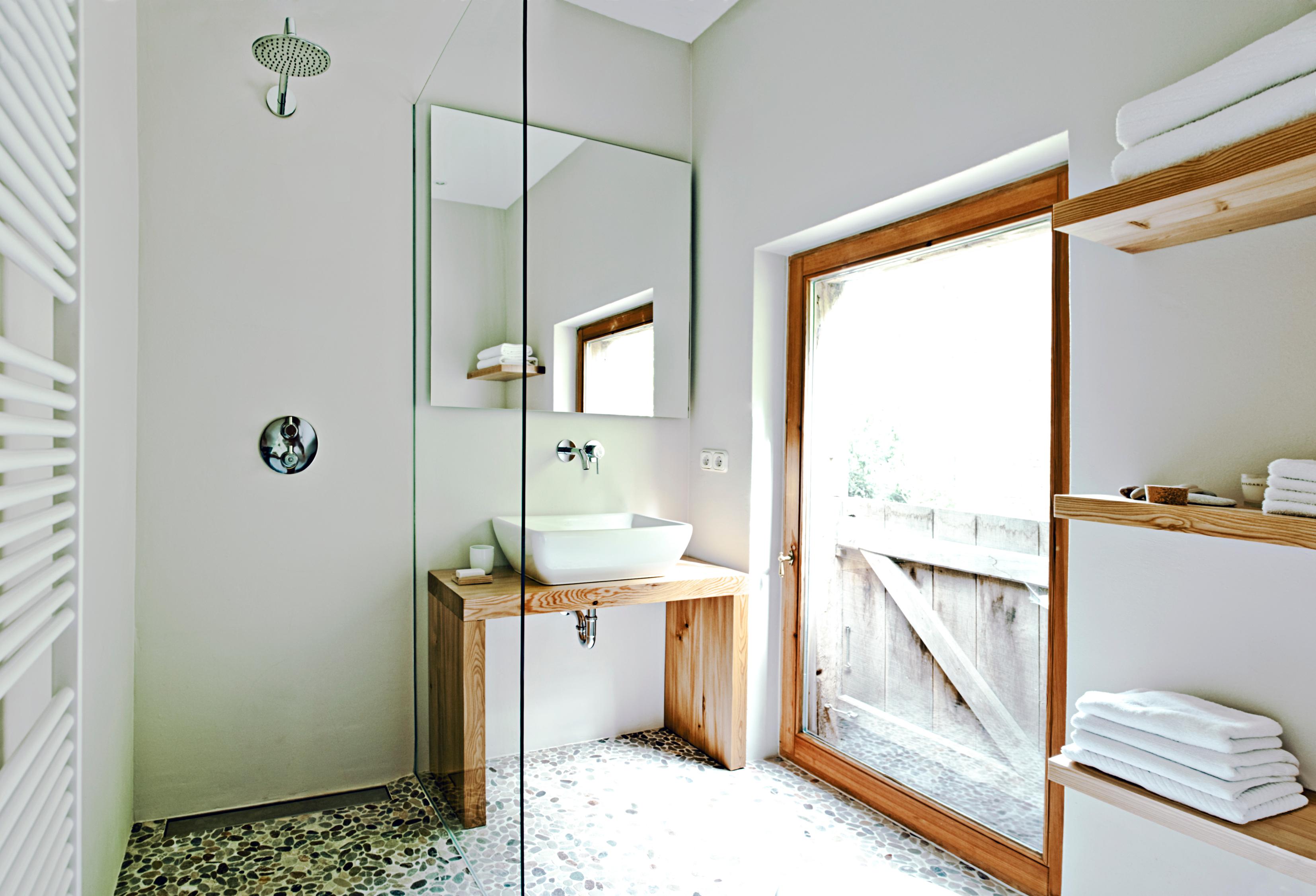 Badezimmer im Landhausstil #mosaikfliesen #badezimmerspiegel #waschschüssel #modernesbadezimmer #badidee ©Michael Pfeiffer Fotografie