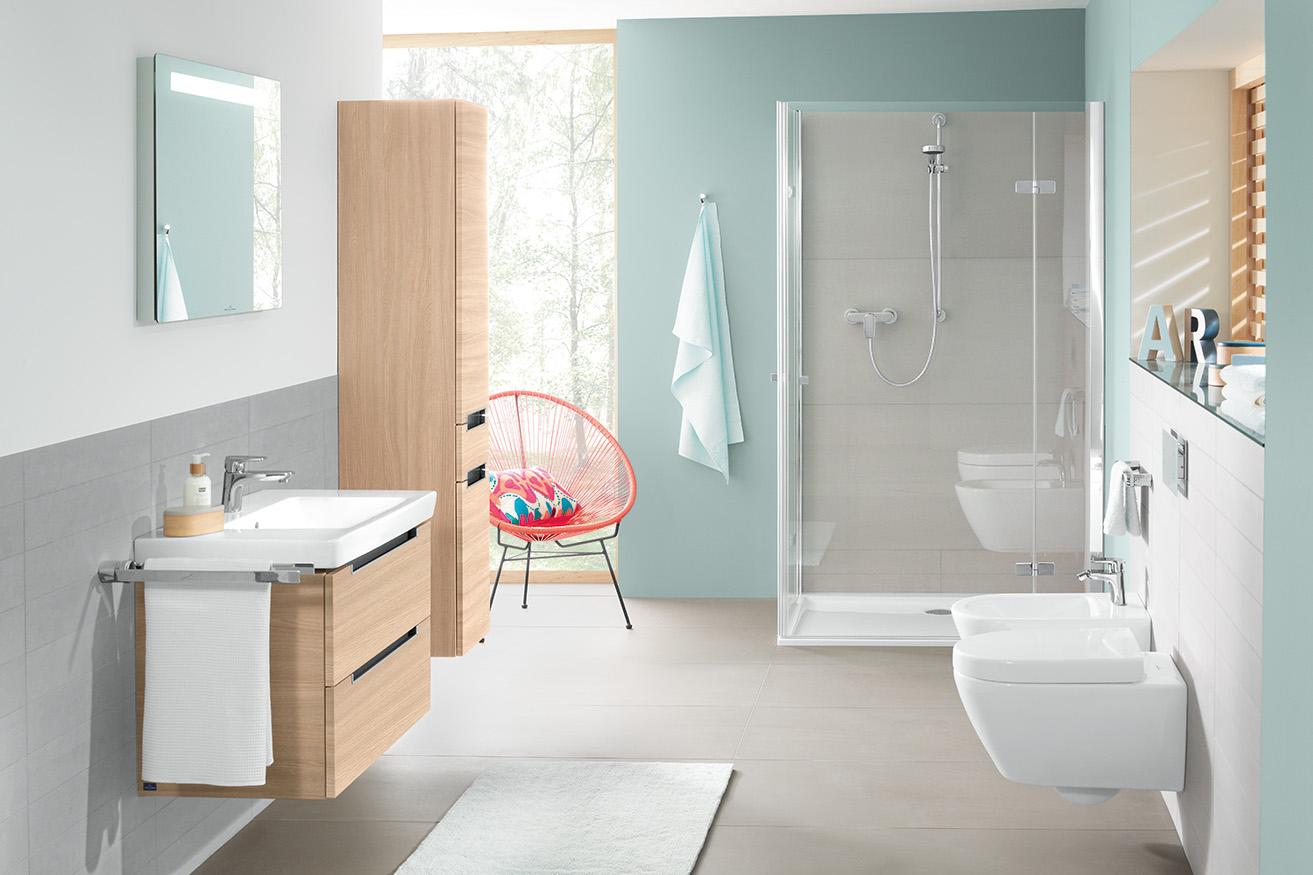 Badezimmer in Hellblau mit grauen Fliesen #holzmöbel #eklektisch #badezimmer #sessel #grauefliesen ©Villeroy & Boch AG