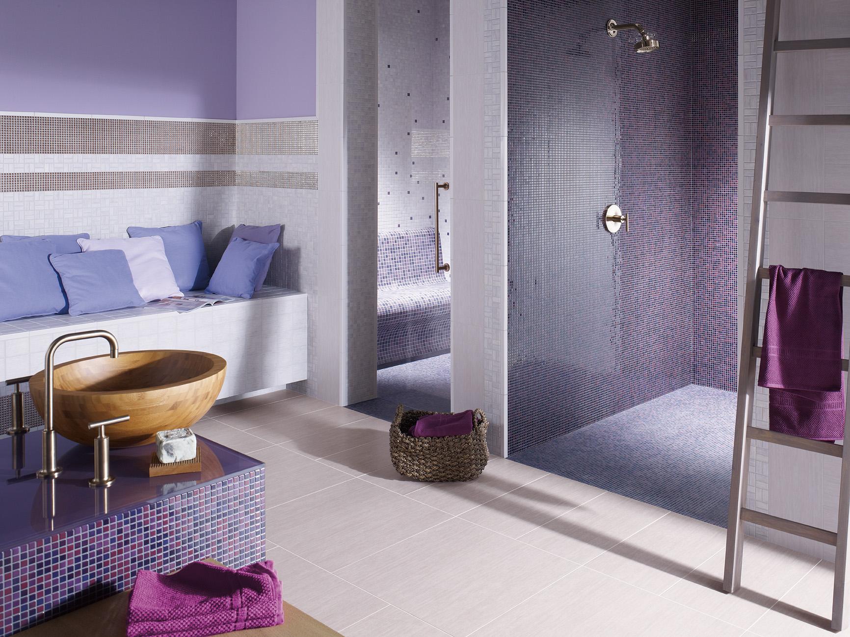 Badezimmer in Lavendel und Lila #fliesen #mosaikfliesen #dusche #waschbecken #holzwaschbecken ©Jasba Mosaik GmbH