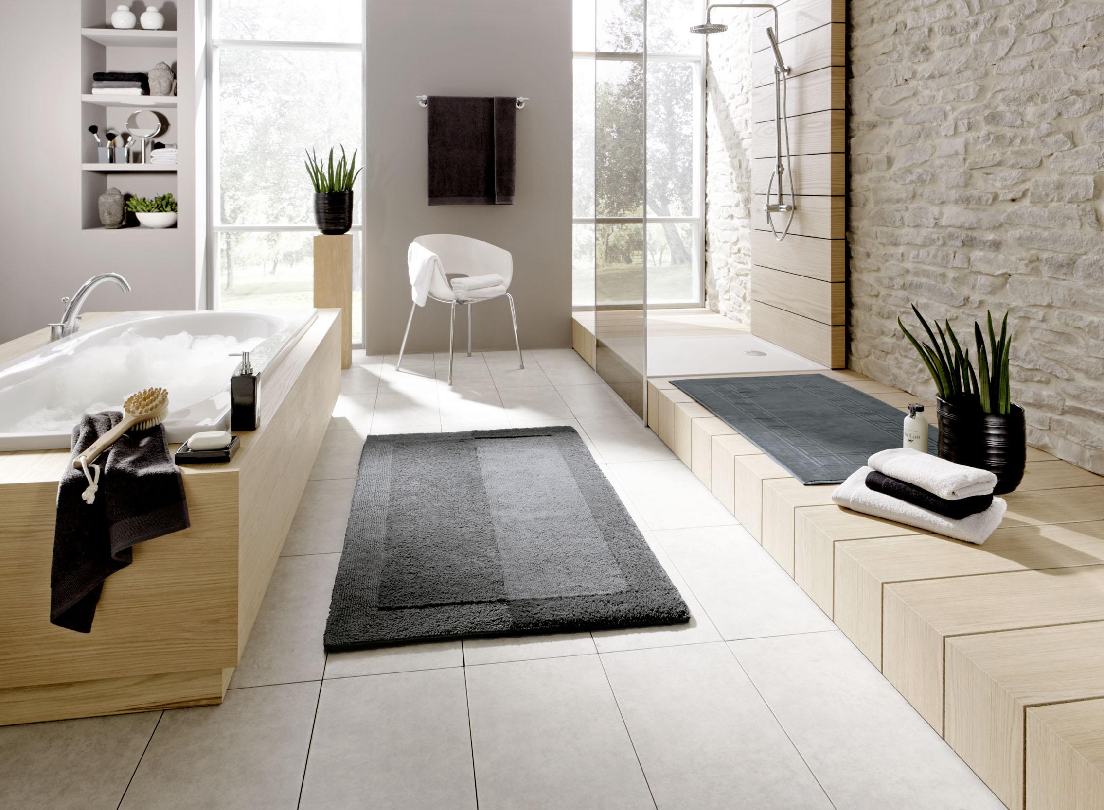 Badezimmer in Naturfarben kombiniert mit grauen Accessoires #badezimmer #badeinrichtung #holzbadewanne ©Kleine Wolke Textilgesellschaft mbH