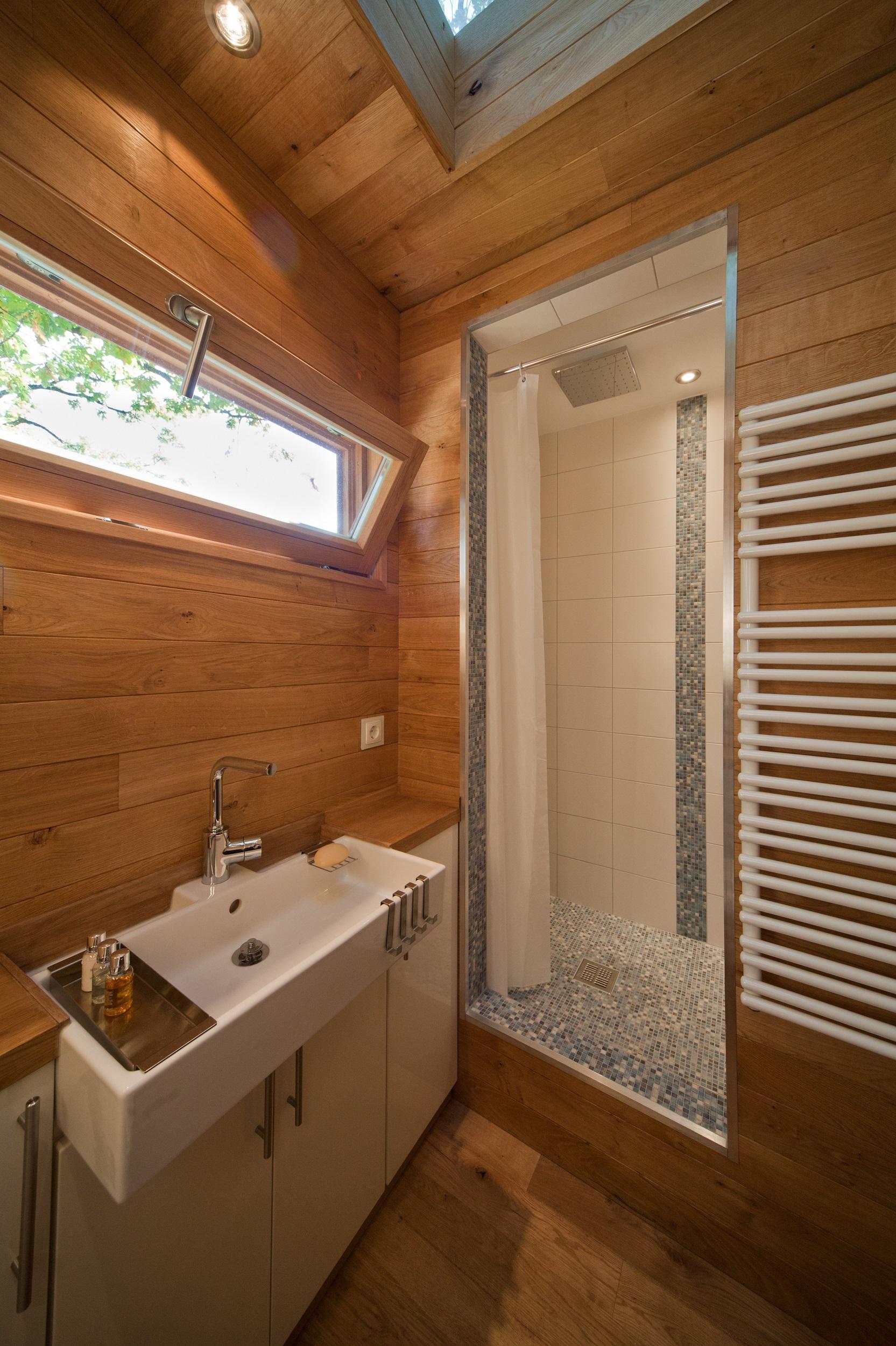 Badezimmer mit Dusche im Baumhaus #baumhaus #holzverkleidung ©baumraum / Markus Bollen
