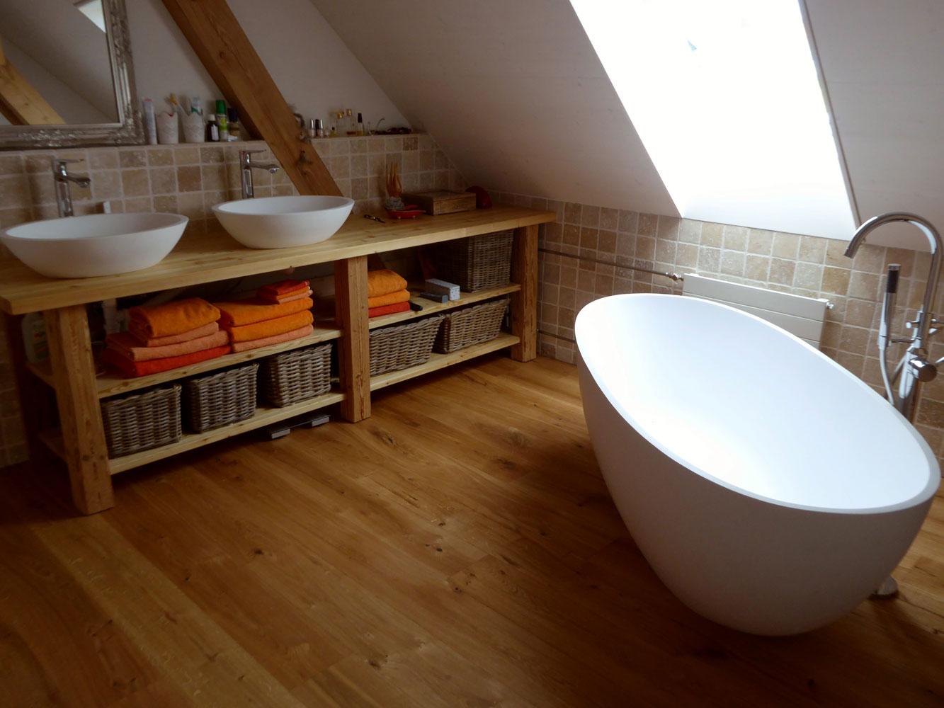 Badezimmer mit freistehender Badewanne Piemont Medio #dachschräge #badewanne #badezimmer ©Bädermax