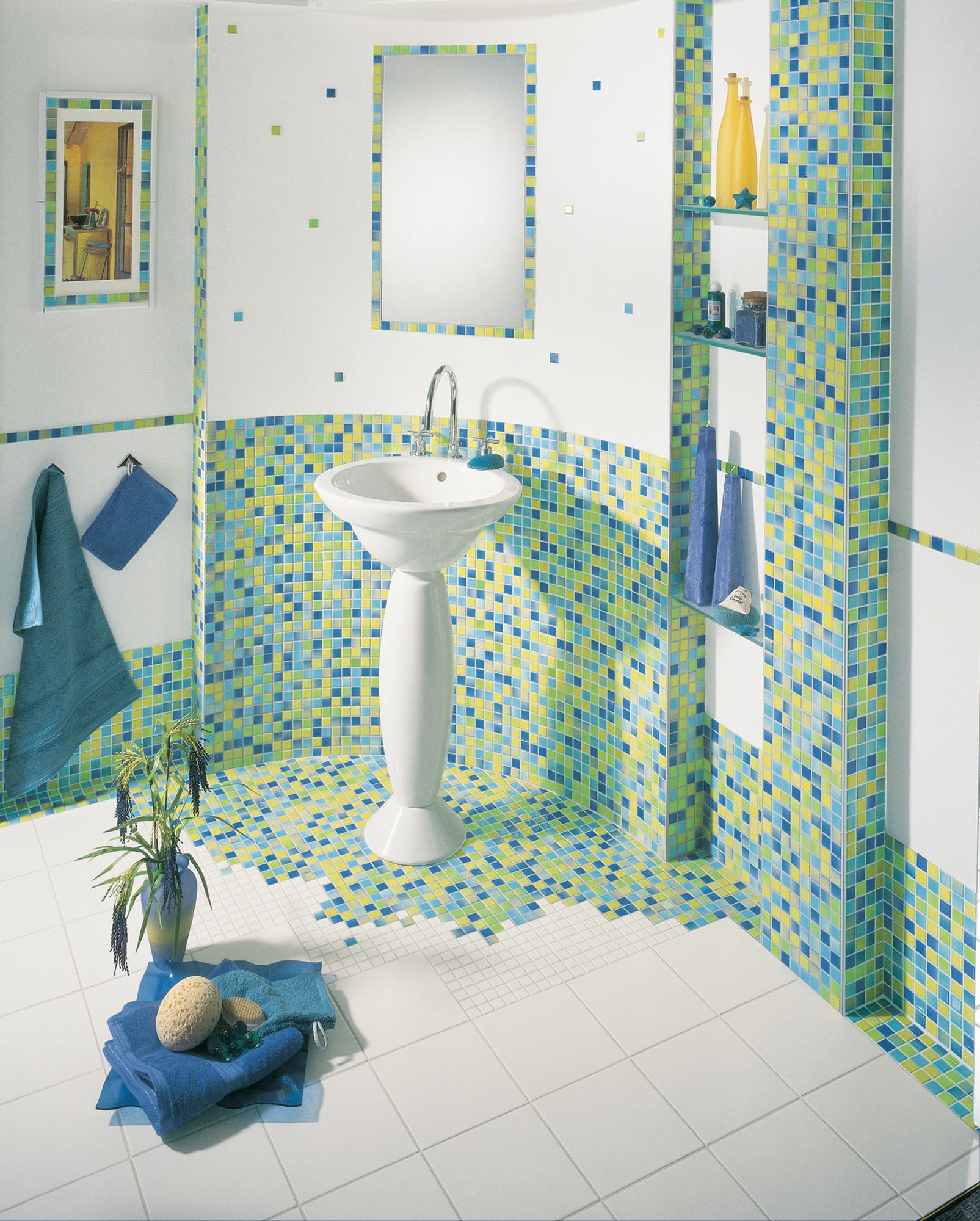 Badezimmer mit Mosaikfliesen kreativ gestalten #fliesen #mosaikfliesen #wandregal #wandspiegel ©Jasba Mosaik GmbH