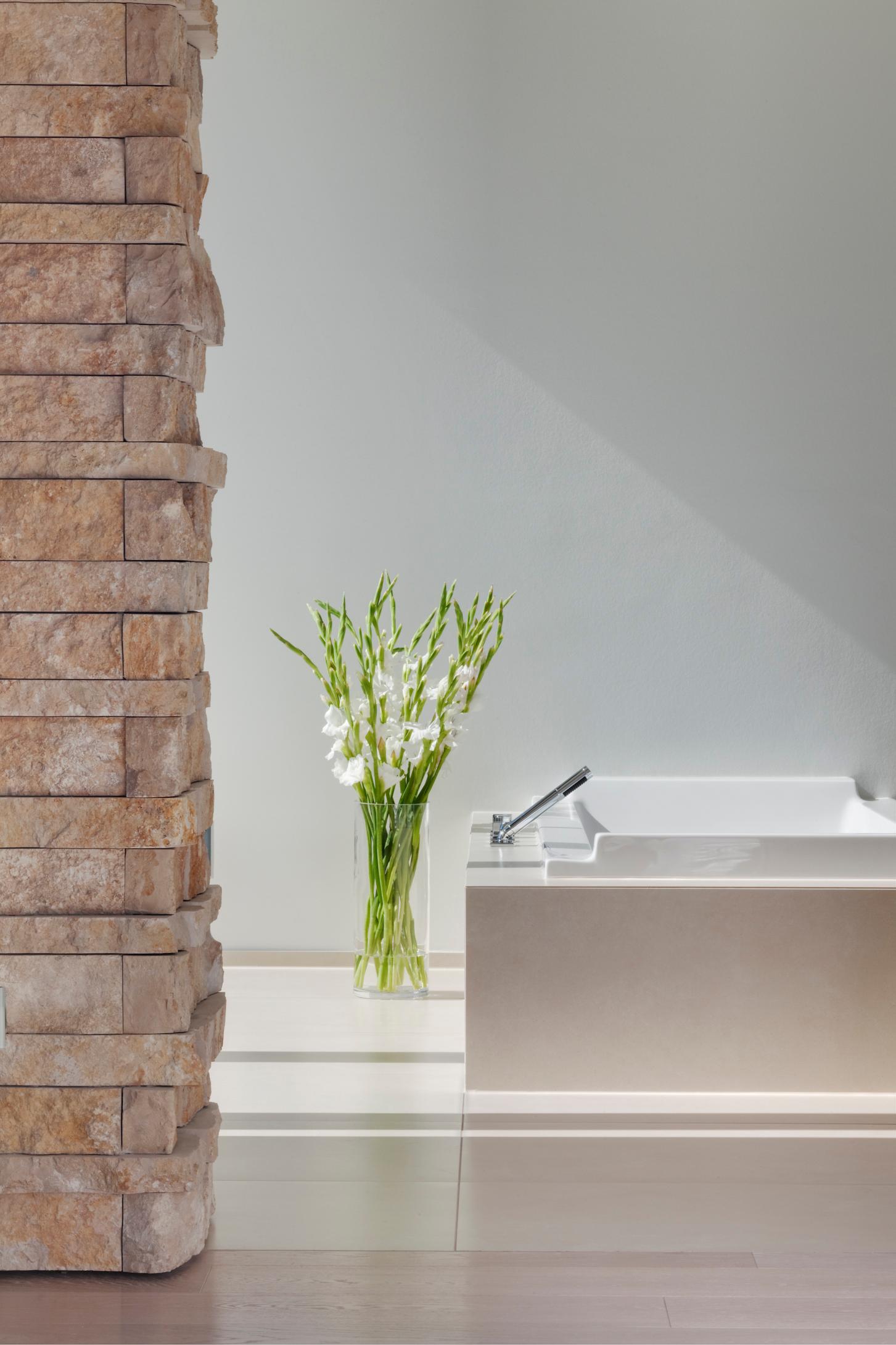 Badezimmer mit Natursteinmauerwerk #badewanne #badezimmer #bodenvase #natursteinwand #eckigebadewanne #bruchsteinwand ©Skandella Architektur Innenarchitektur