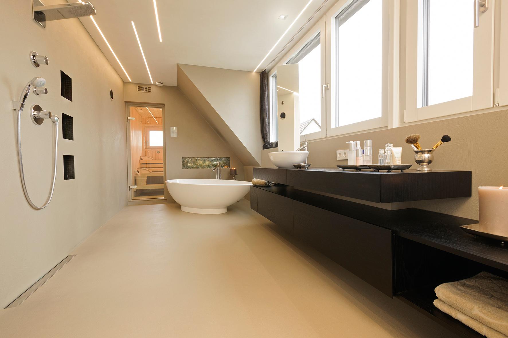Badezimmer mit Sauna #badewanne #offenedusche #sauna ©Spaett Architekten