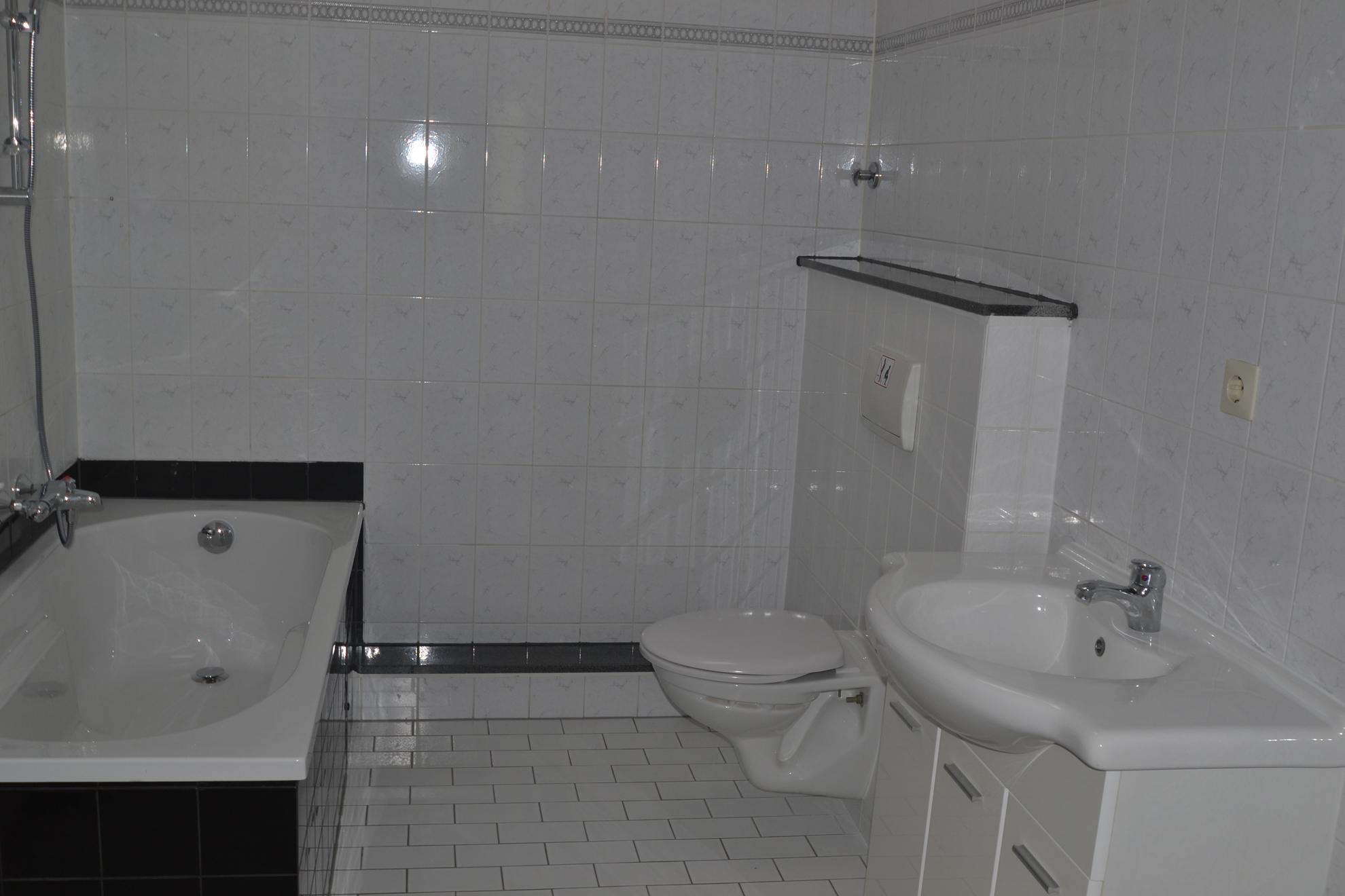 Badezimmer vor dem homestaging #badezimmer #badezimmerschrank #weißefliesen #schwarzebadewanne ©wohnPerfektion