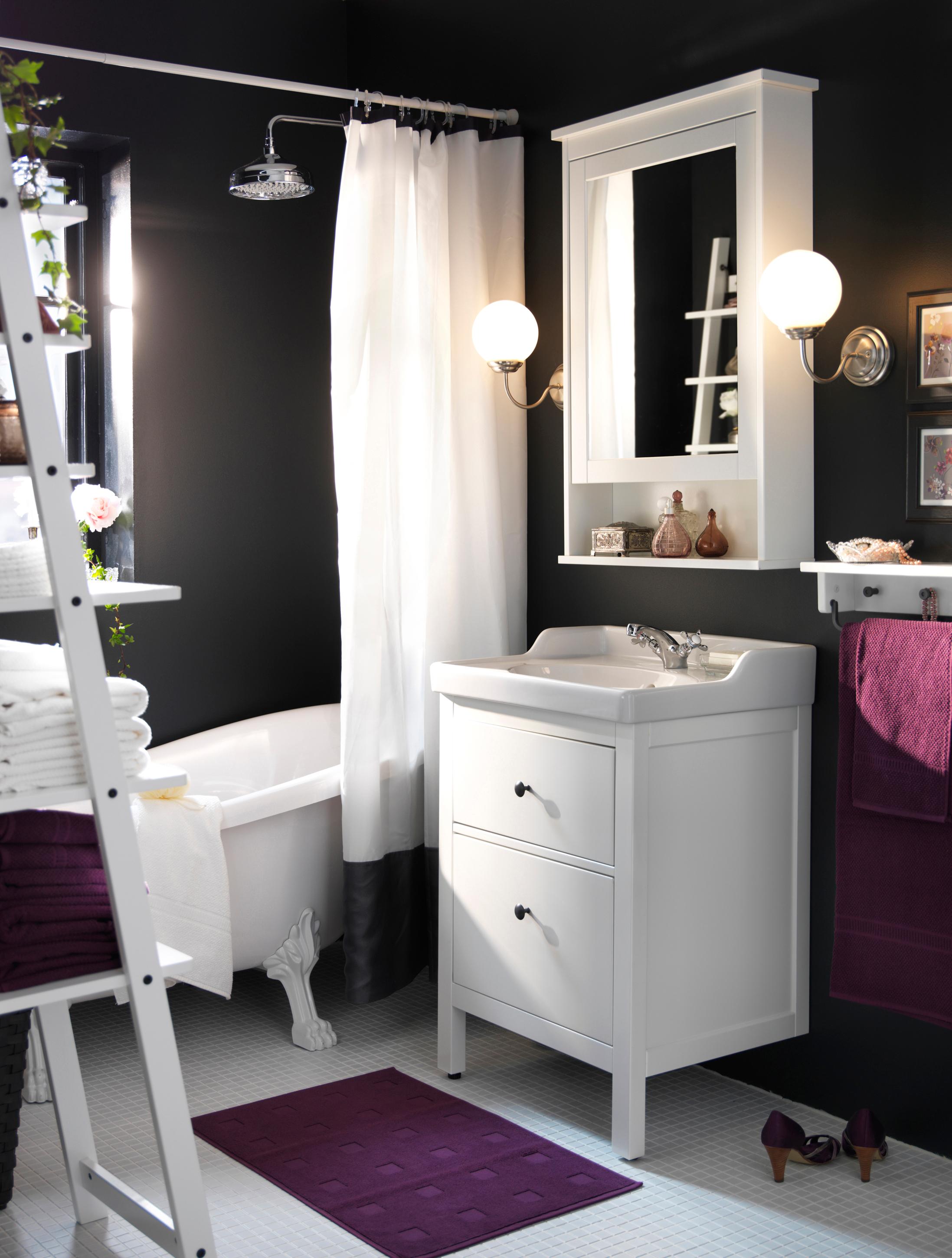 Badezimmergestaltung in Anthrazit, Violett und Weiß #wandfarbe #badewanne #waschtisch #ikea #handtuchhalter #weißerbodenbelag #spiegelschrank #badezimmereinrichtung #anthrazitwandfarbe ©Inter IKEA Systems B.V.