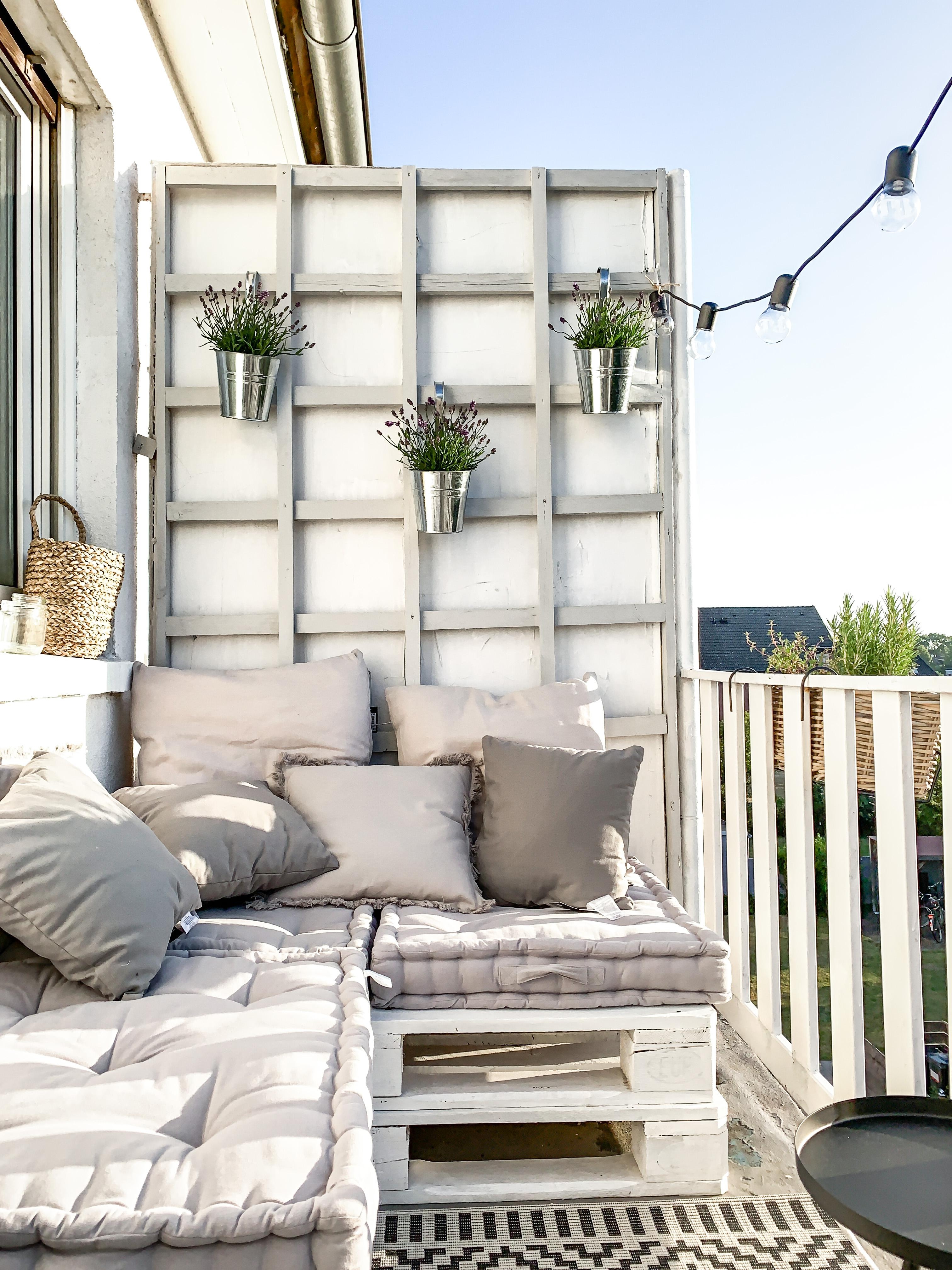 Balkon liebe 🤍🤍🤍 #balkon #balkonien #outdoor #lichterkette #palettenbank #diy #gemütlich #cozy
