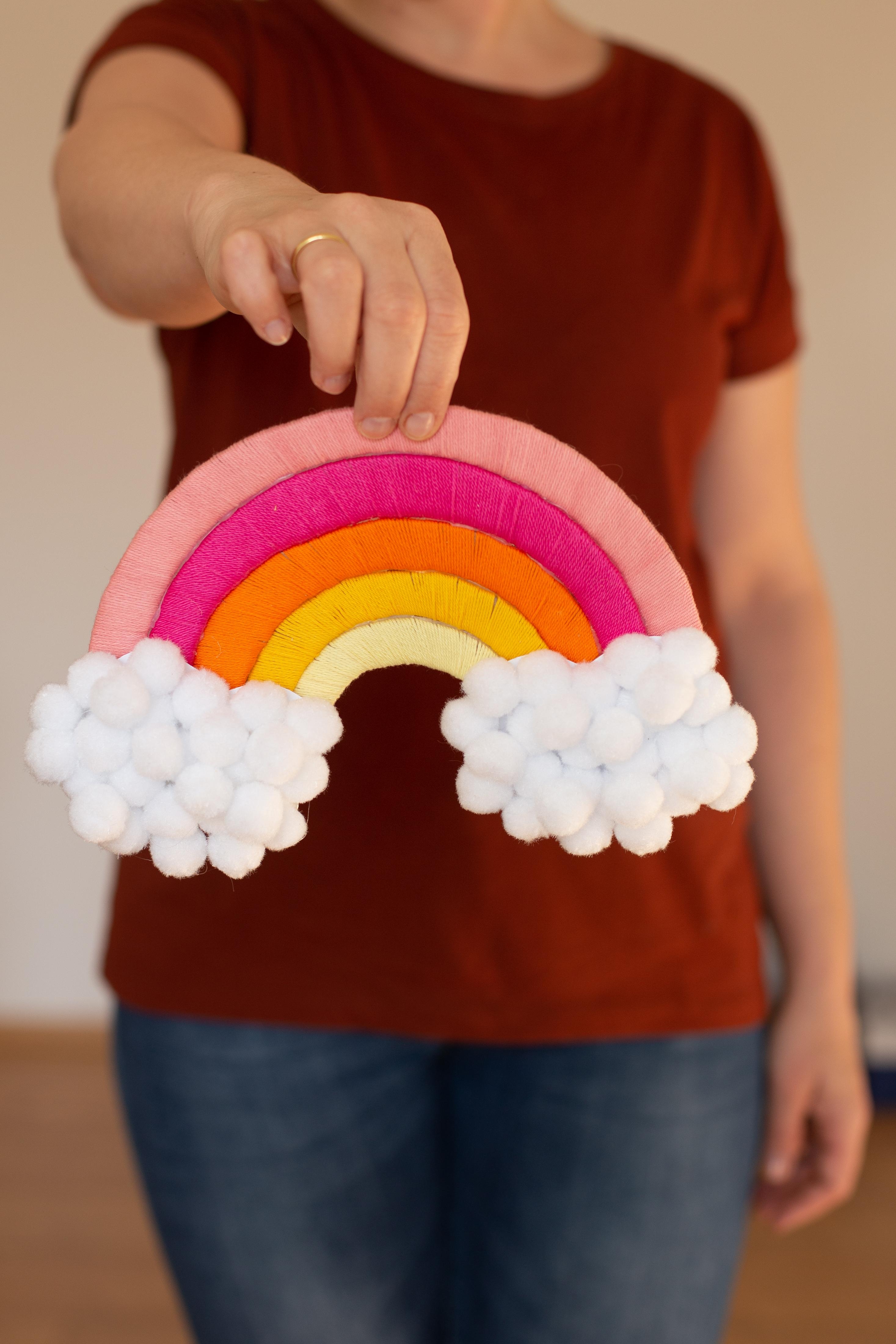 Basteln mit Kindern – DIY Regenbogen aus Pappe und Wolle
#wiebkeliebtdiy #regenbogen #bastelnmitkindern
