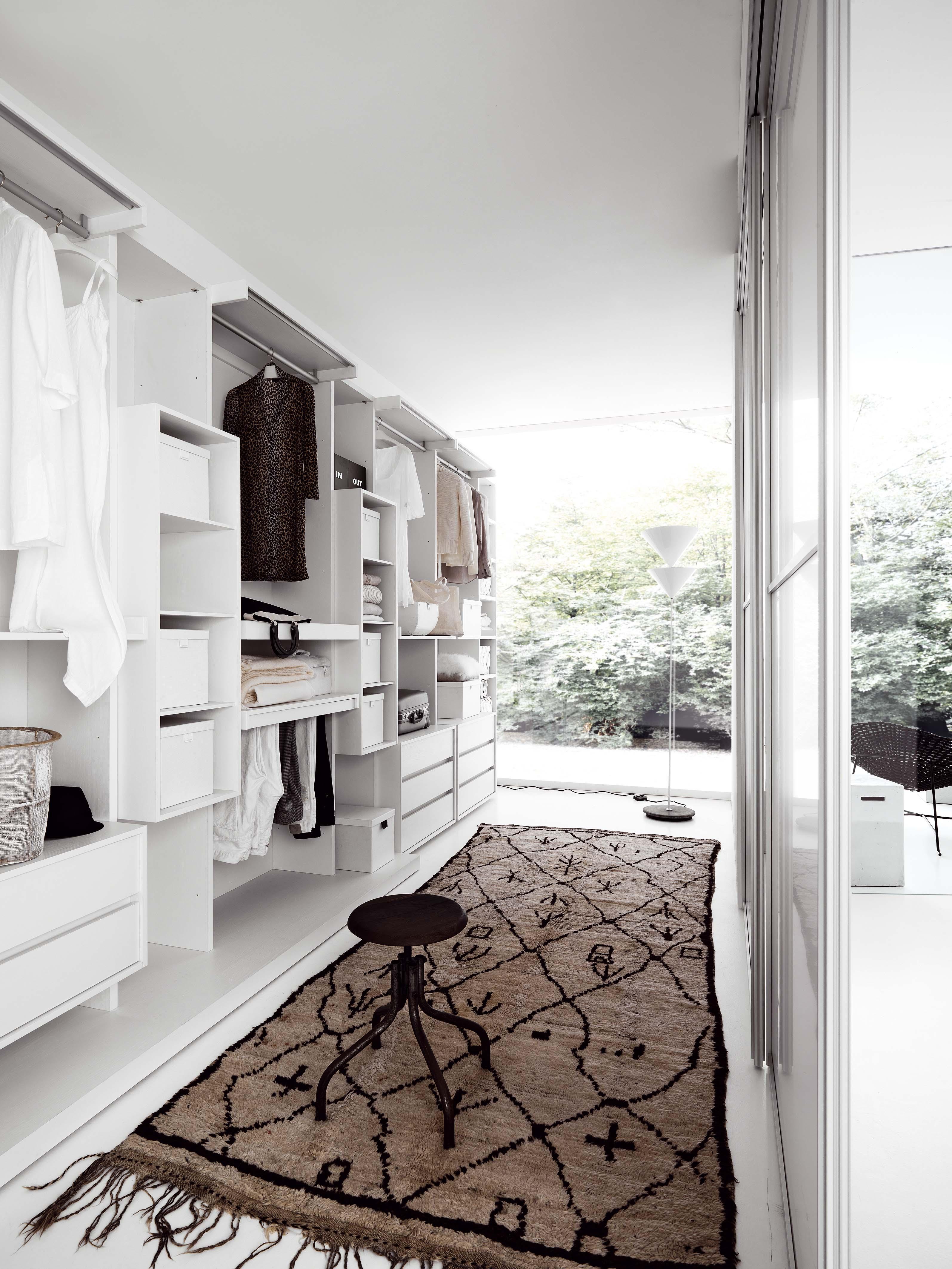 Begehbarer Kleiderschrank Weiß #kleiderschrank #begehbarerkleiderschrank #ankleidezimmer ©Livarea.de