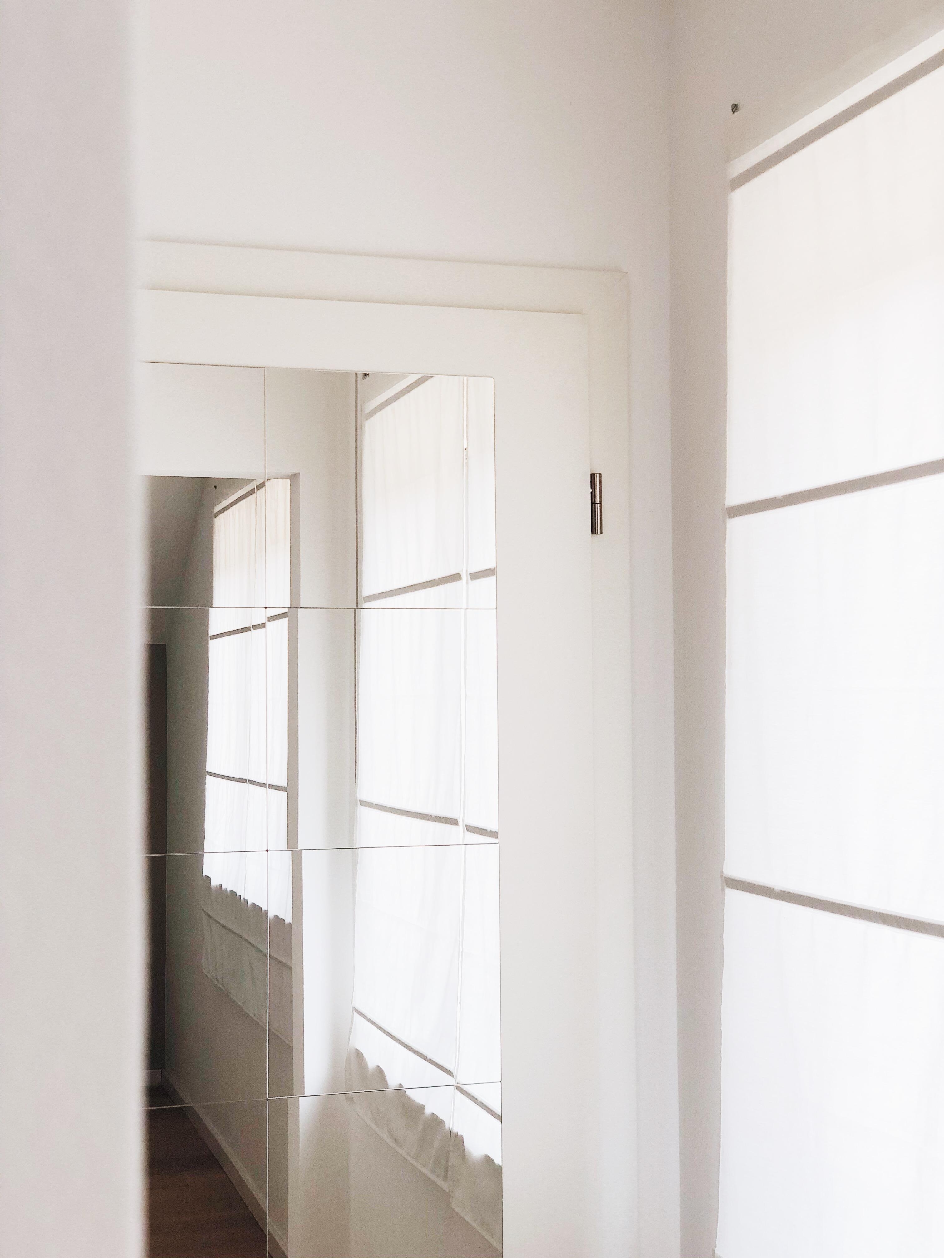 Beginnen wir mal mit unserer Ankleide. Hier seht ihr unseren Türspiegel aus Spiegelkacheln. #skandihome #allwhite
