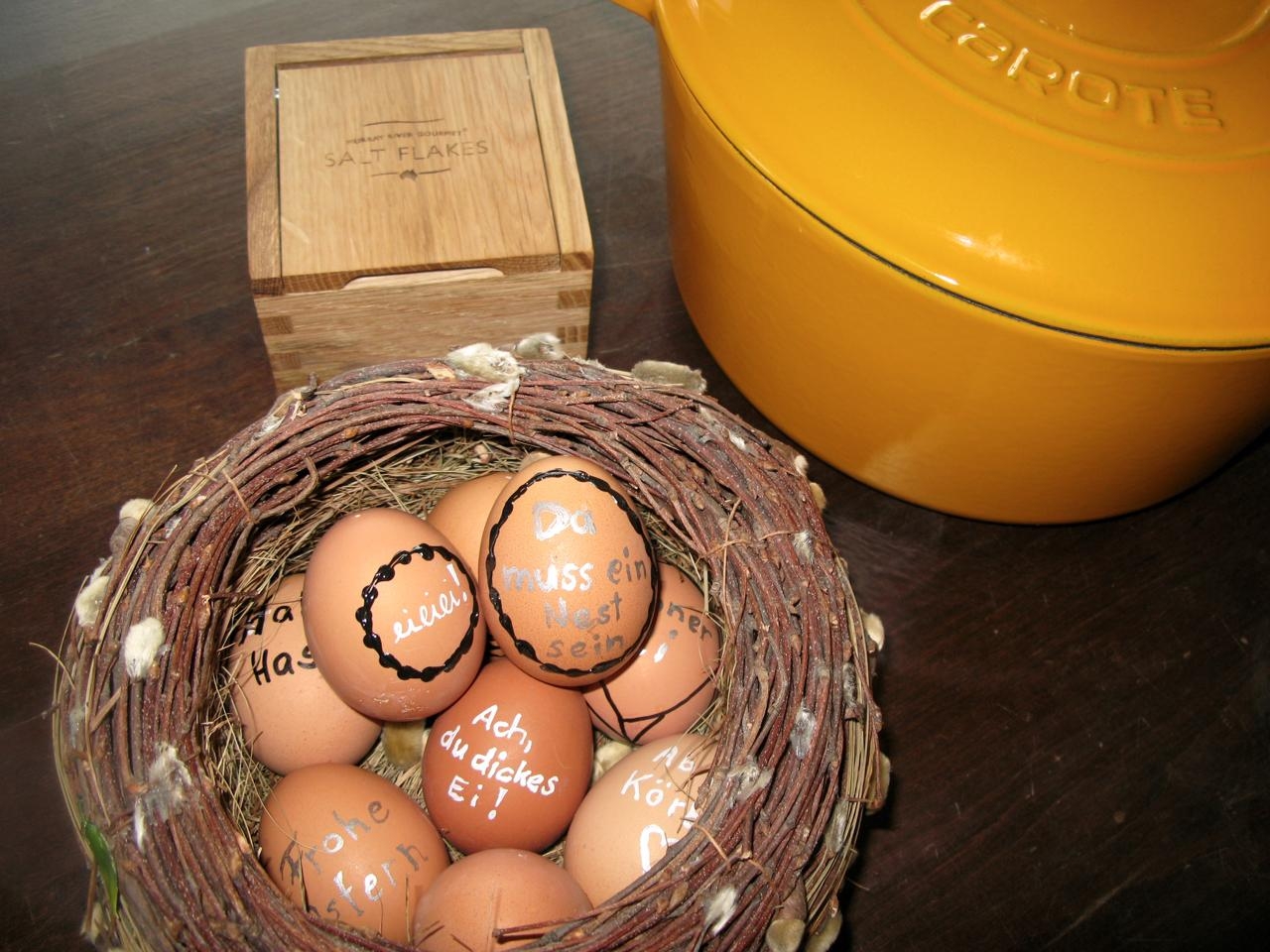 Beim #eierfärben sind wir Puristen. Das Ei bleibt natur, aber es wird verziert, dieses Jahr in Schwarz, Weiß und Silber.