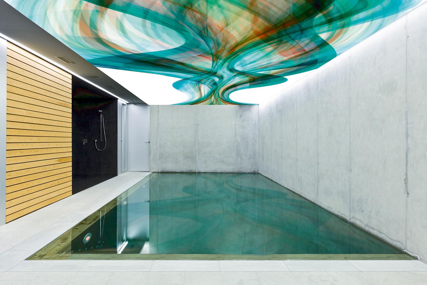 Beleuchtetes Deckenbild über dem Pool #deckengestaltung #deckenbild ©frescovision.de / K.Miroschnik