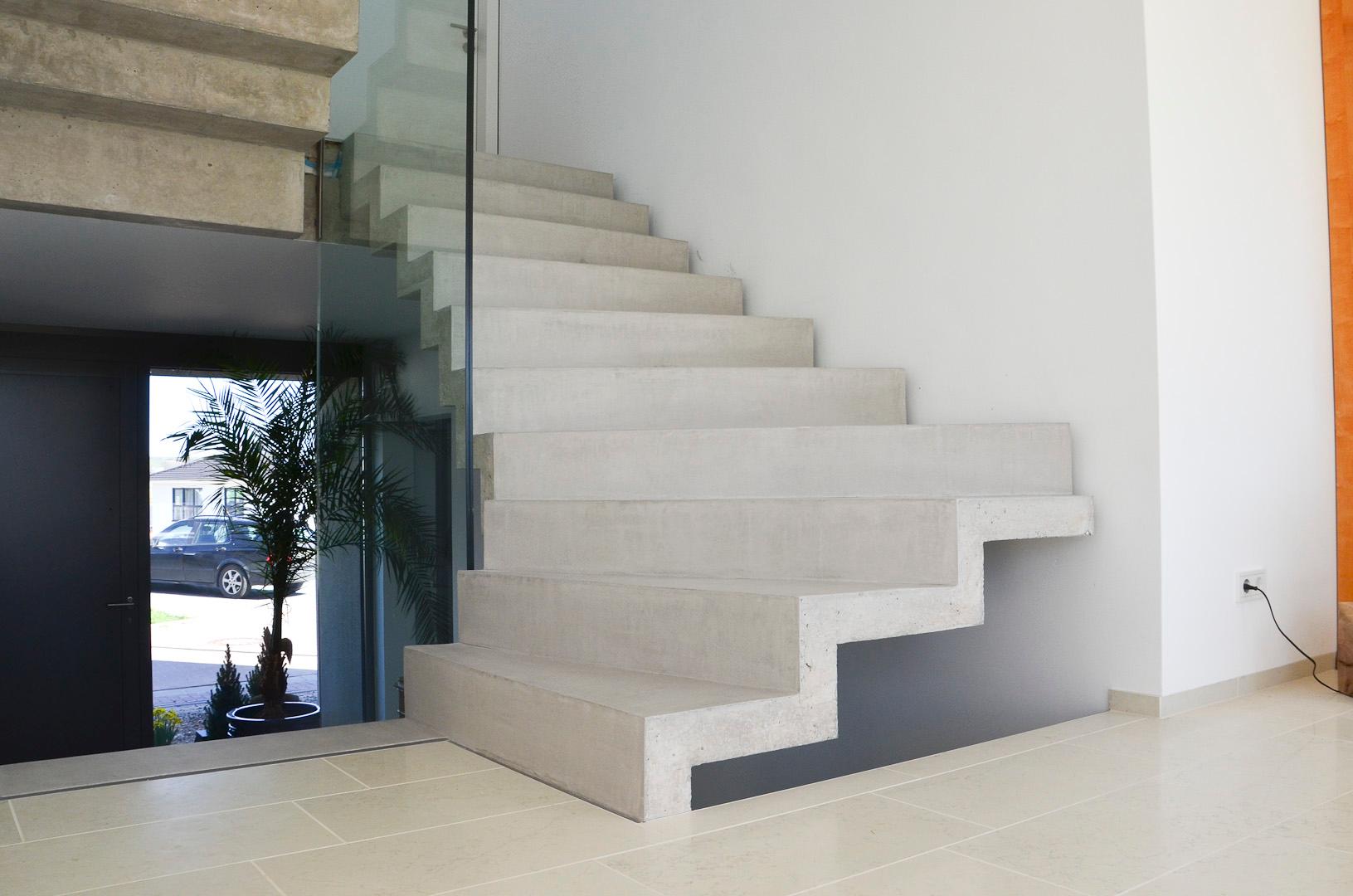 Beschichten einer Betontreppe #treppenaufgang #betontreppe #freischwebendetreppe ©BesserBauen