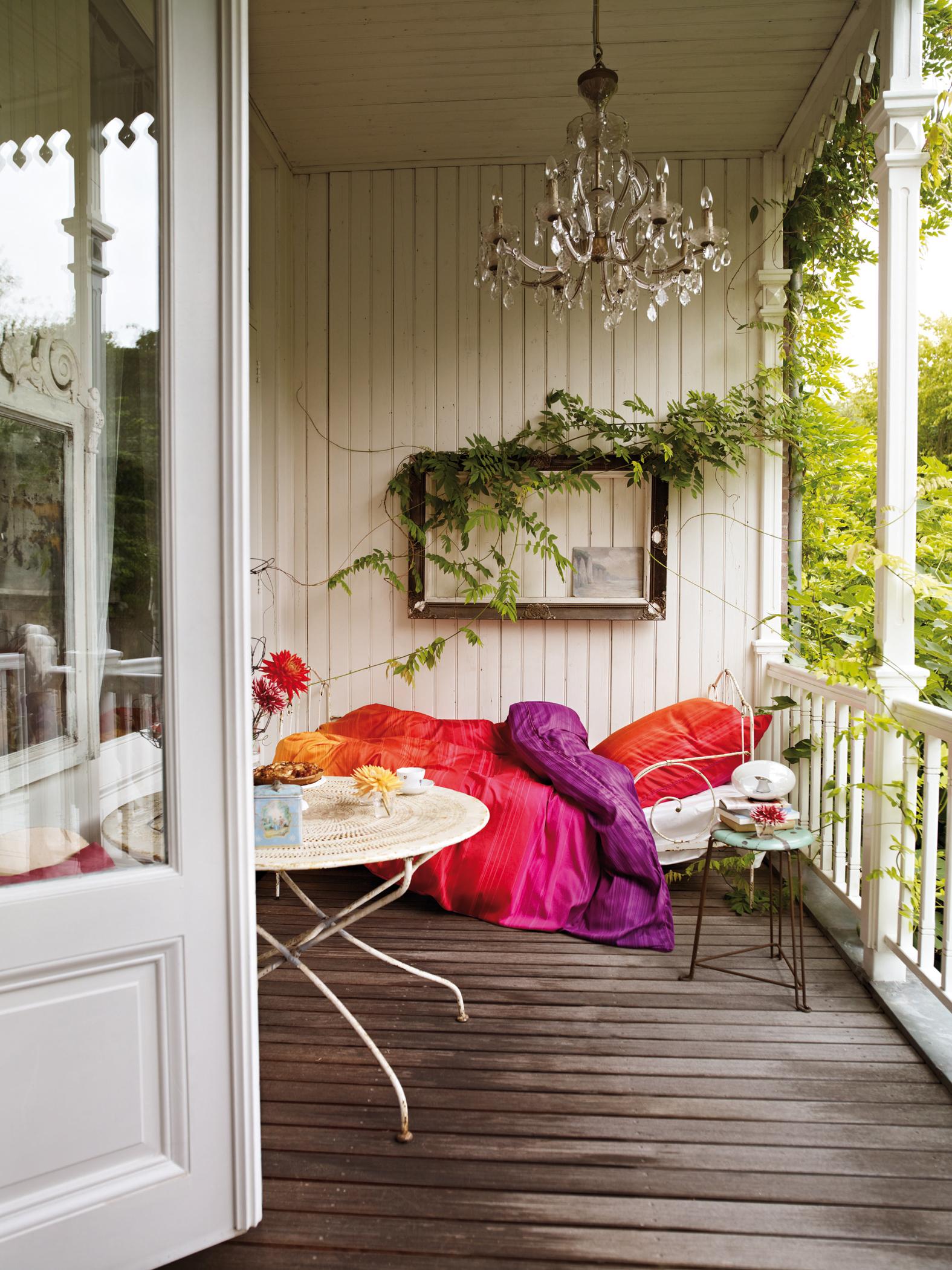 Bett im Freien #bett #bettwäsche #veranda #außenbeleuchtung #terrassentisch #hausgestaltung ©Esprit Home