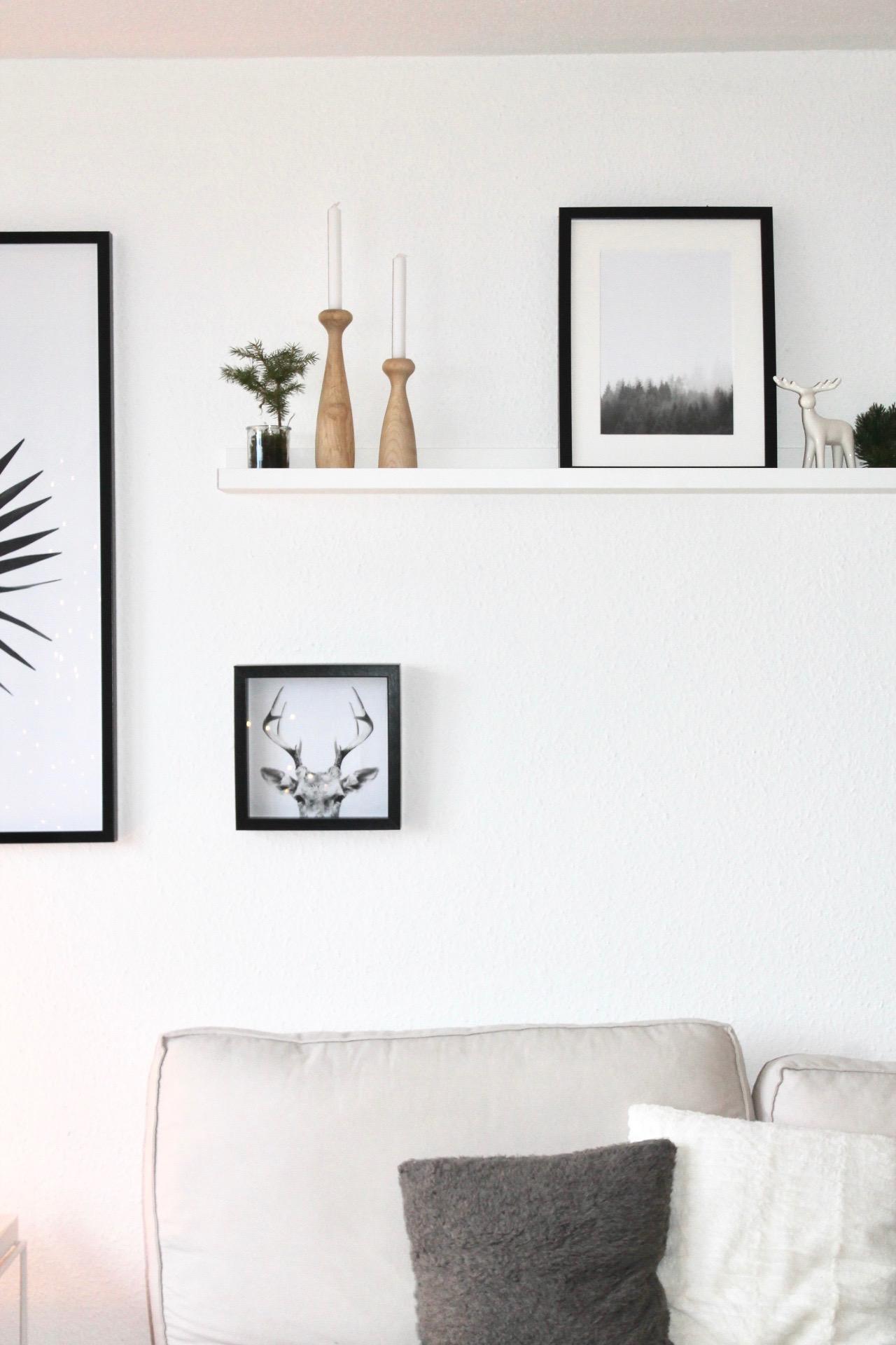 Bilderleiste neu dekoriert #wohnzimmer #bilderrahmen #ikea #poster #sofa #bilderleiste #ikearegal #juniqe ©www.koenigskram.de