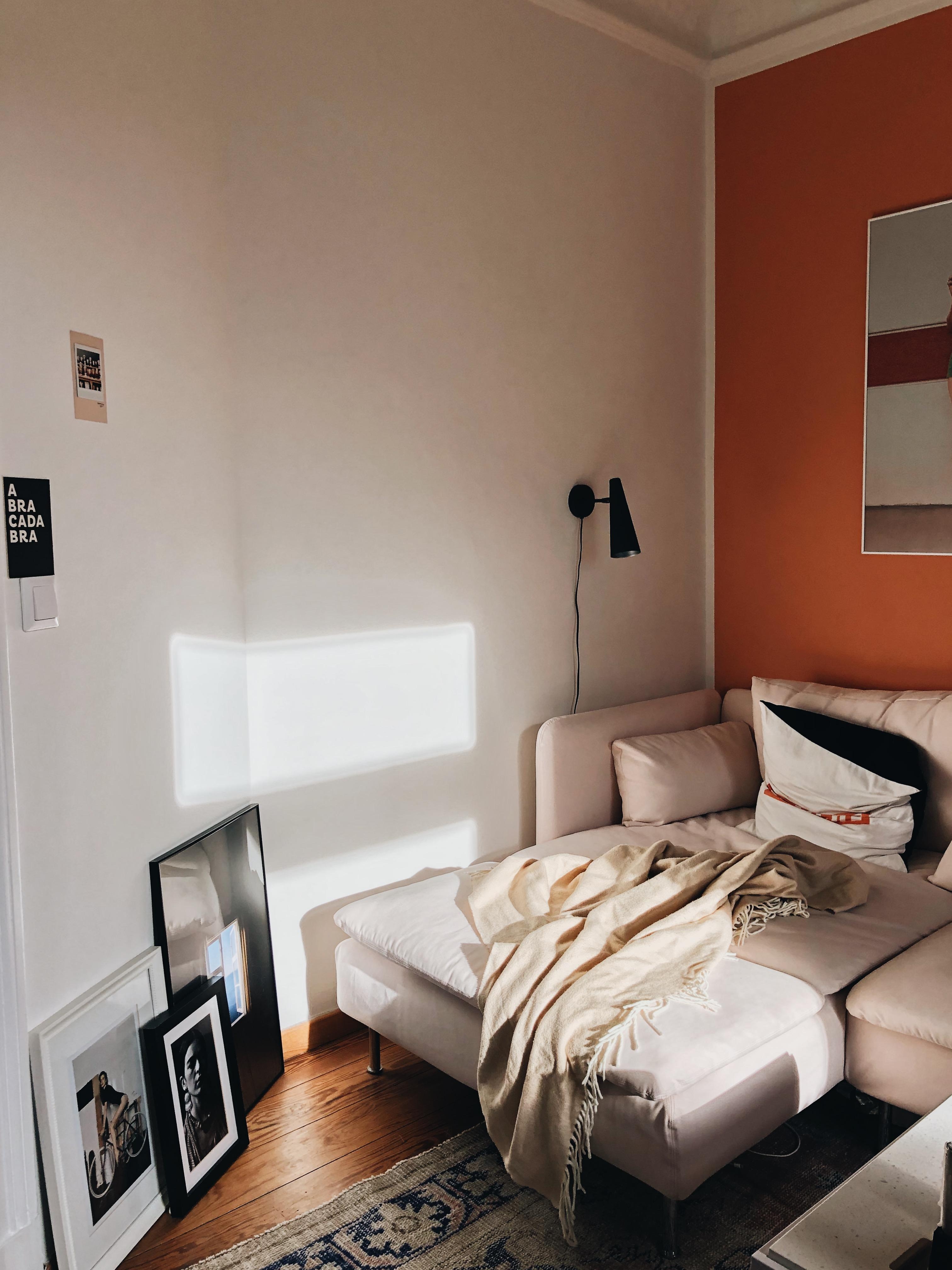 Bilderparade und Lichtspiele.
#wohnzimmer #livingroom #sunlight #couchstyle #lightandshadow #cozycorner #orange