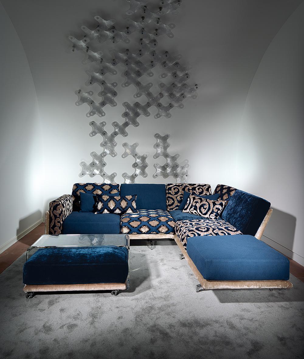 Blau gemusterte lässige Kissen-Ecklandschaft #couchtisch #ecksofa #sofa #wanddeko #samtsofa ©Bretz, Design: Bretz Brothers
