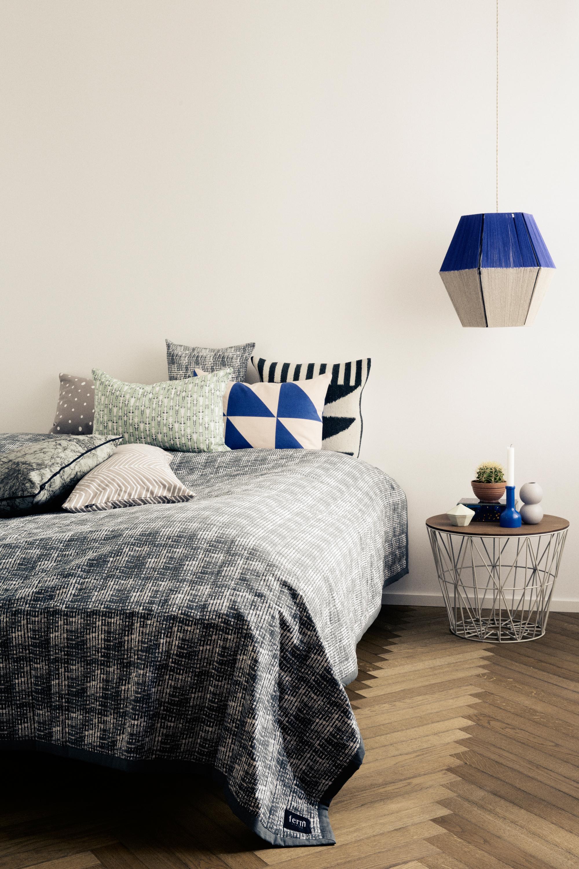 Blau-weiße Leuchte im Schlafzimmer #diy #lampion #berlinstyle ©Ferm Living