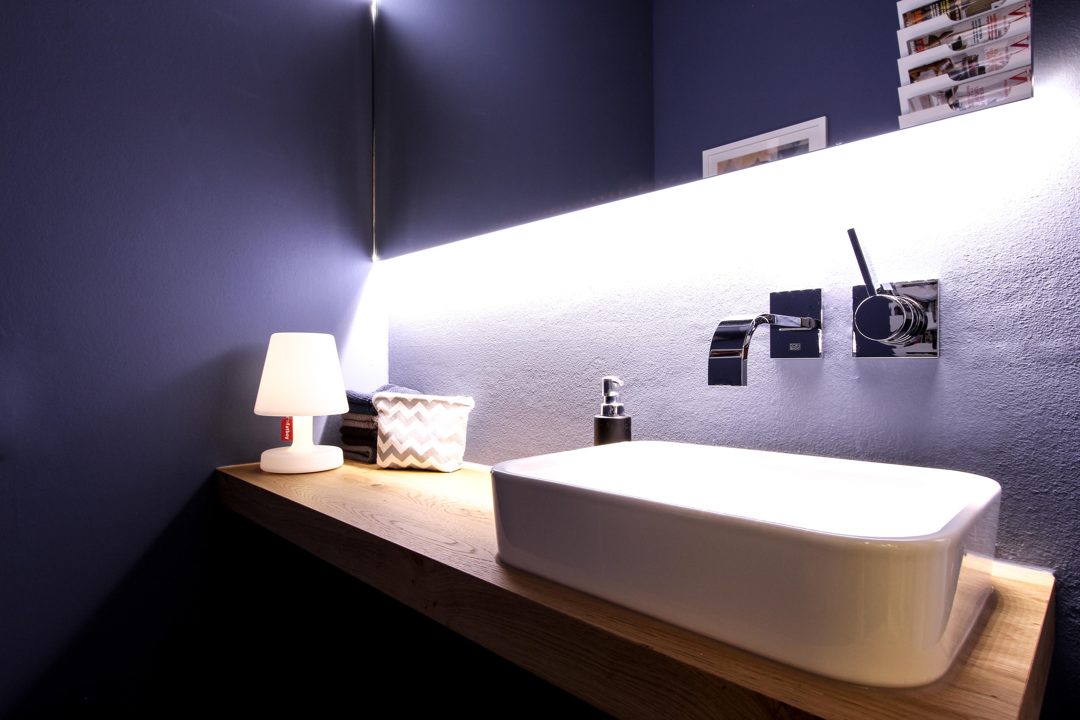 Blaue Gästetoilette #indirektebeleuchtung ©EXTRAVIEL office & home design