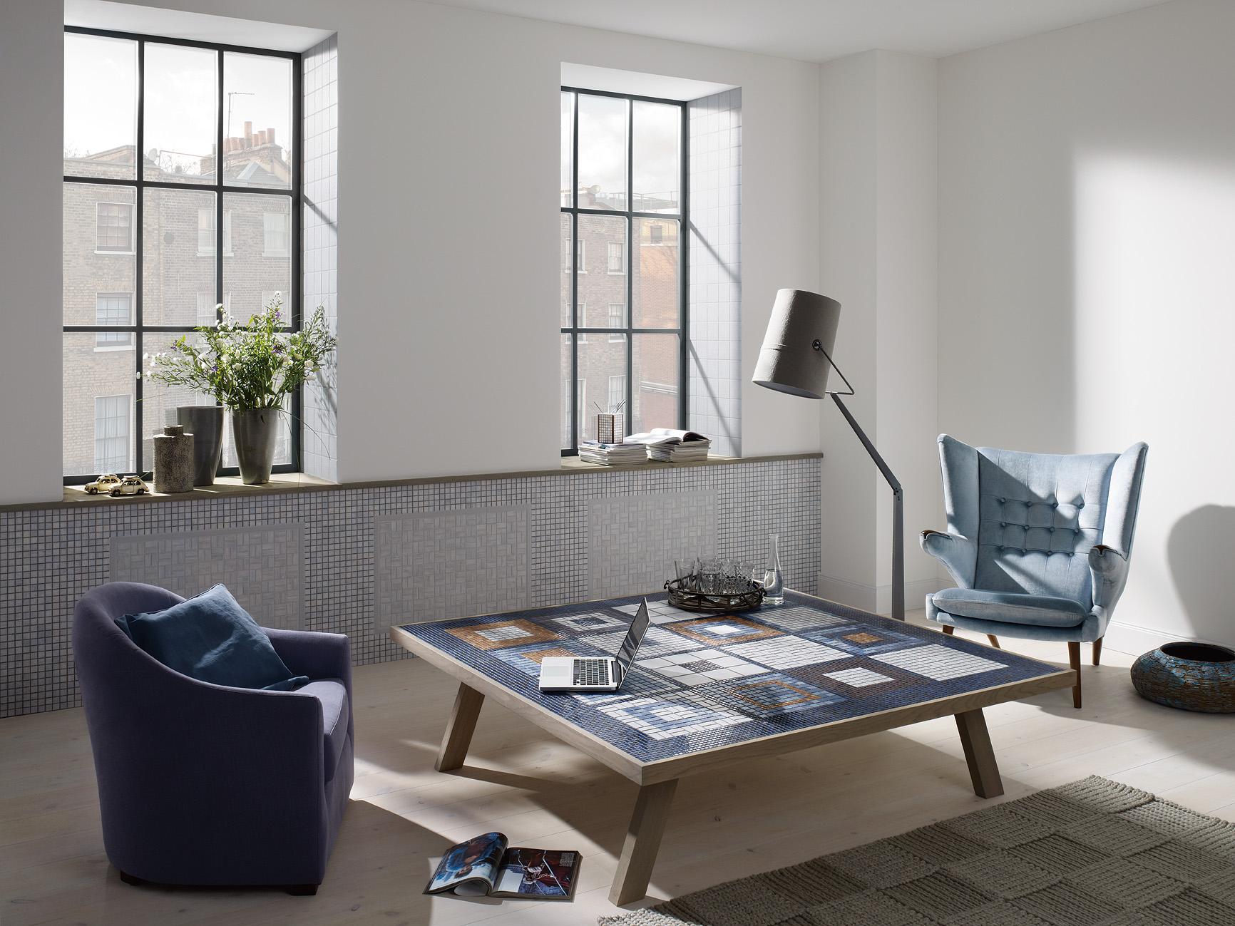 Blautöne für eine gemütliche Atmosphäre im Wohnzimmer #fliesen #mosaikfliesen #sessel #stehlampe #ohrensessel #tisch ©Jasba Mosaik GmbH