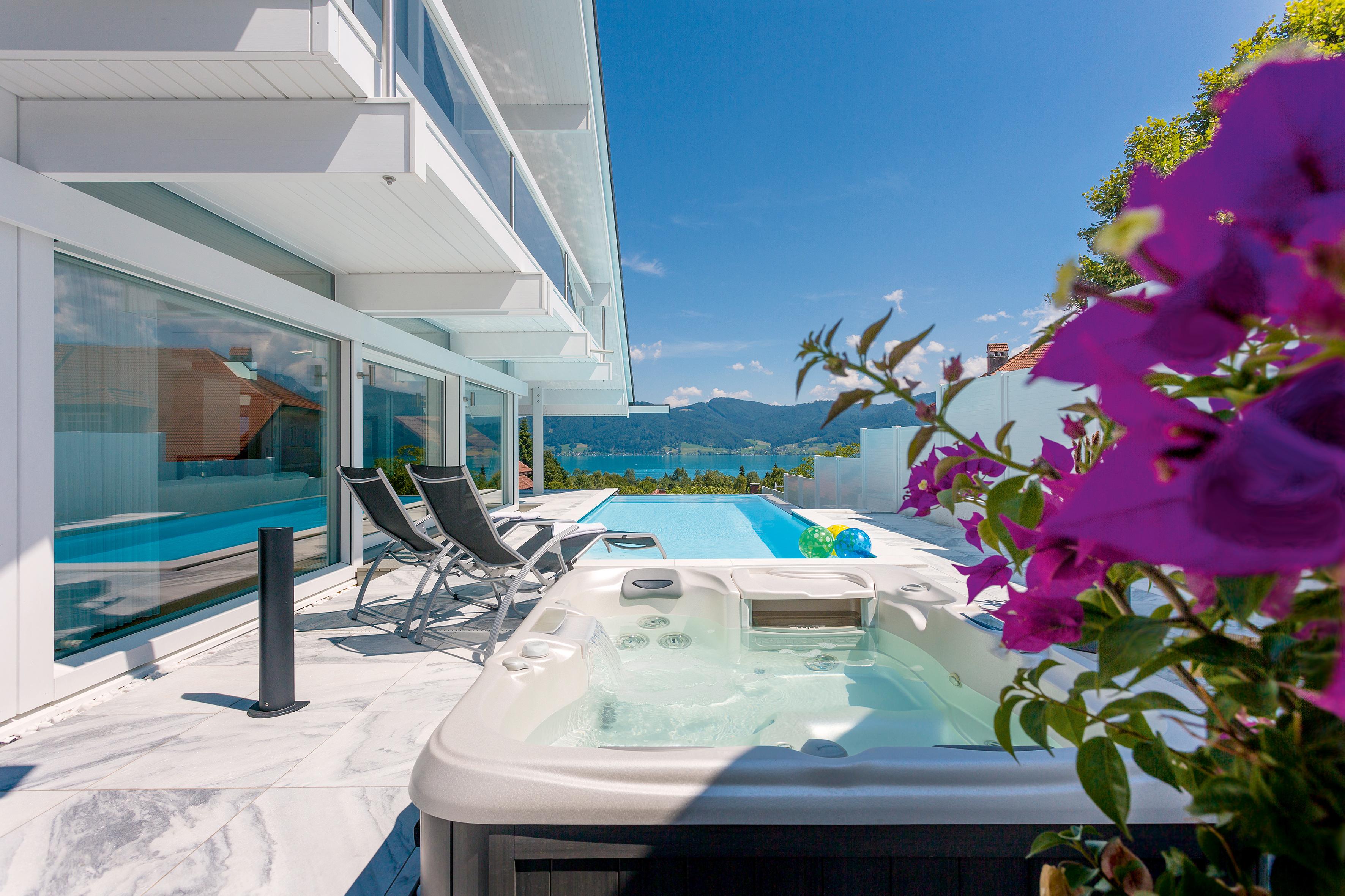 Blick auf den Pool #pool #terrasse #gartenliege #sonnenliege #designhaus #terrassenmöbel #hausfassade ©HUF HAUS