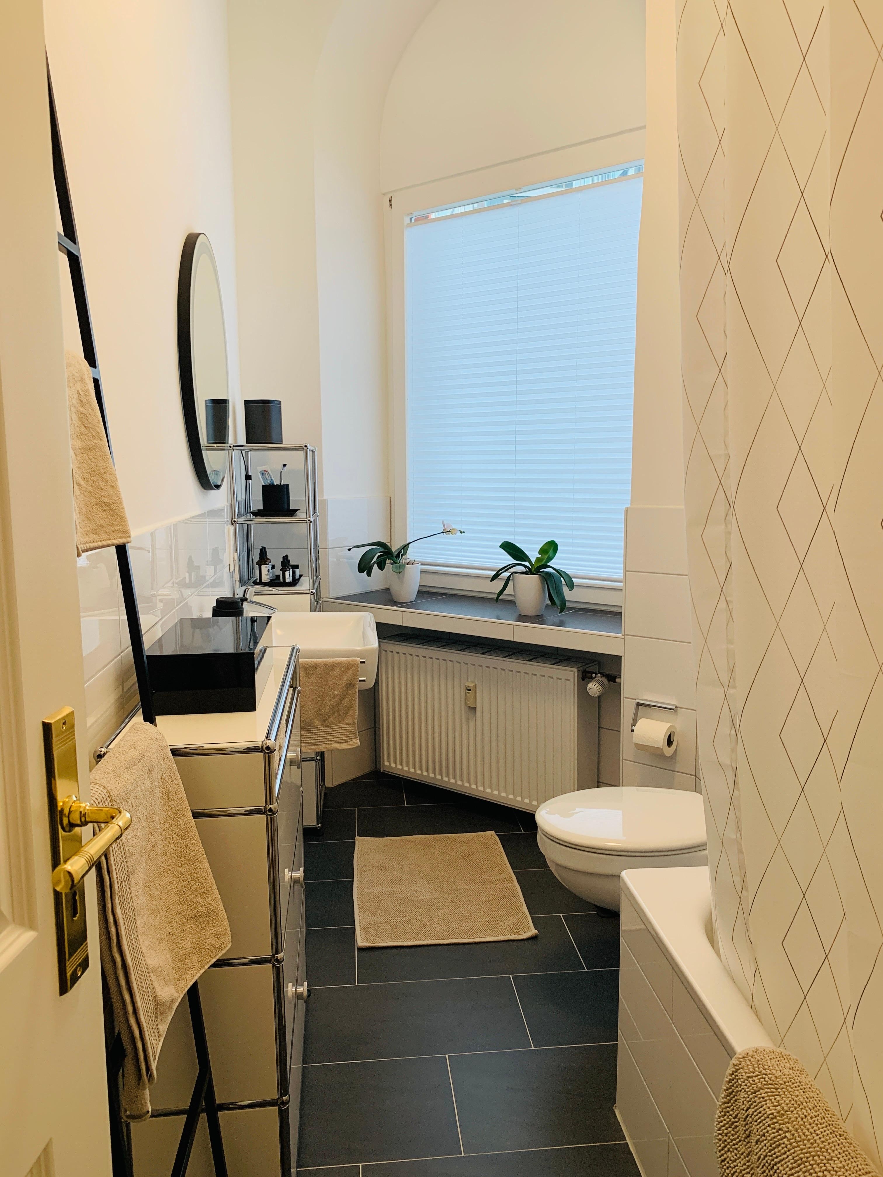 Blick ins Altbau-Badezimmer... klein aber fein 😊 #livingchallenge #badezimmer #neuhier #altbauliebe #usmhaller